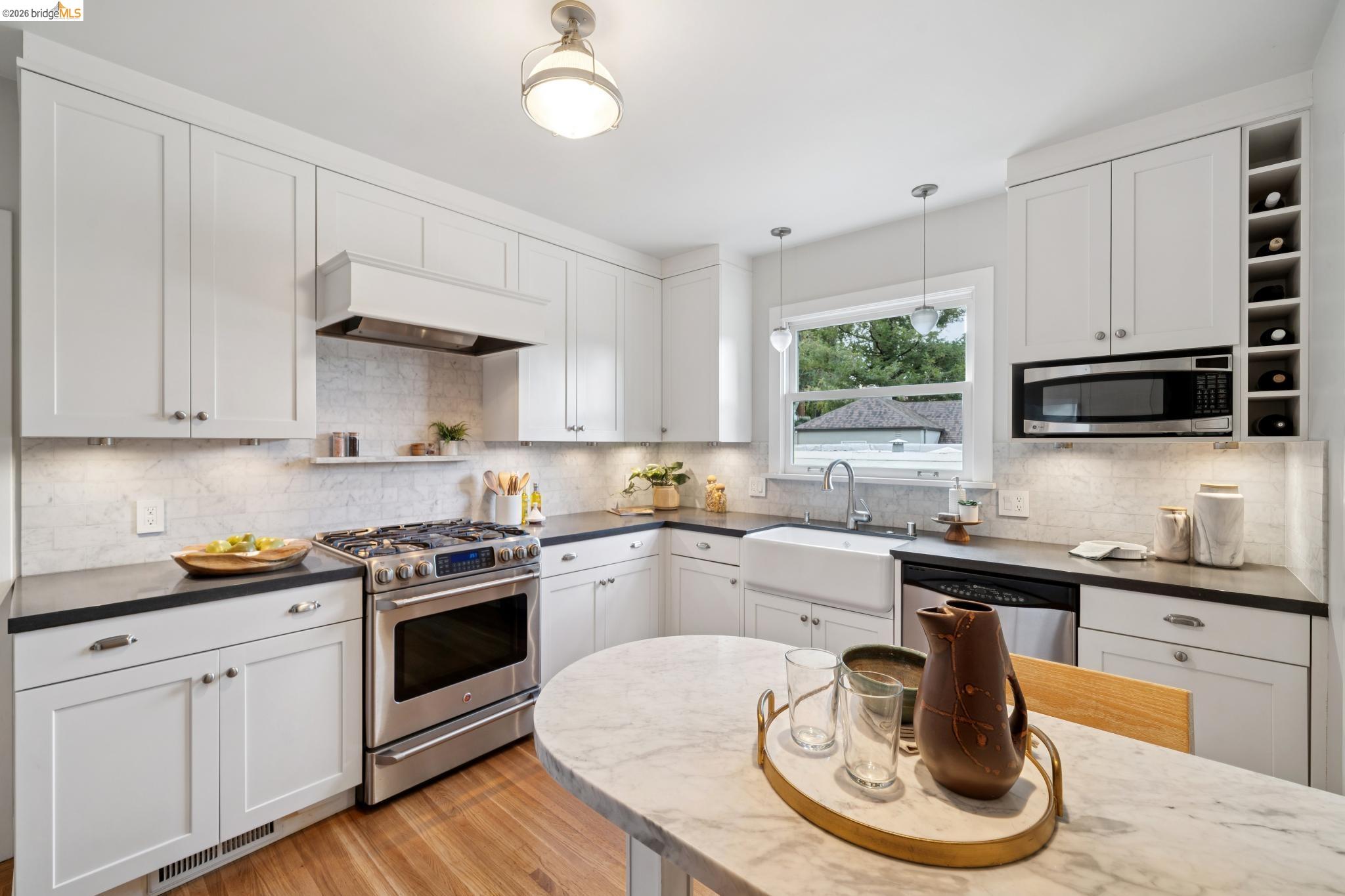 Detail Gallery Image 17 of 46 For 741 Grosvenor Pl, Oakland,  CA 94610 - 2 Beds | 1 Baths