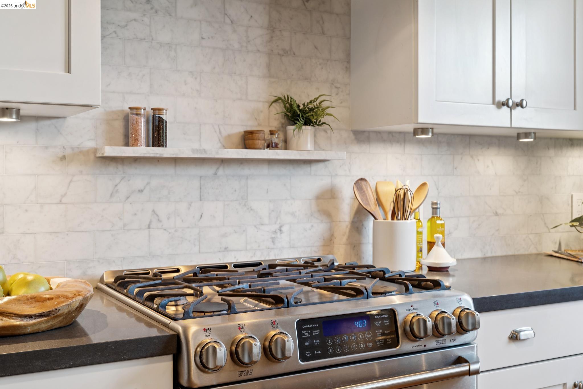 Detail Gallery Image 19 of 46 For 741 Grosvenor Pl, Oakland,  CA 94610 - 2 Beds | 1 Baths