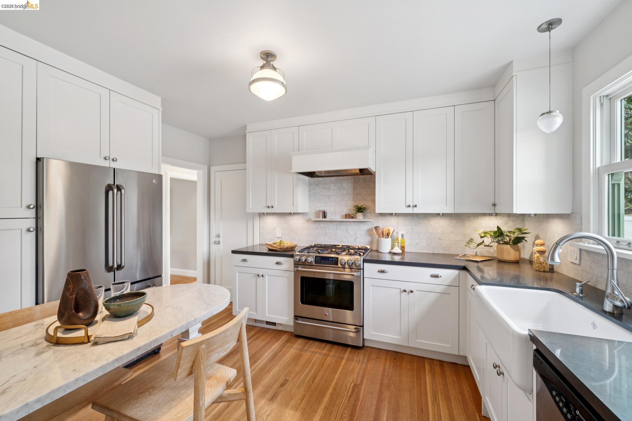 Detail Gallery Image 20 of 46 For 741 Grosvenor Pl, Oakland,  CA 94610 - 2 Beds | 1 Baths