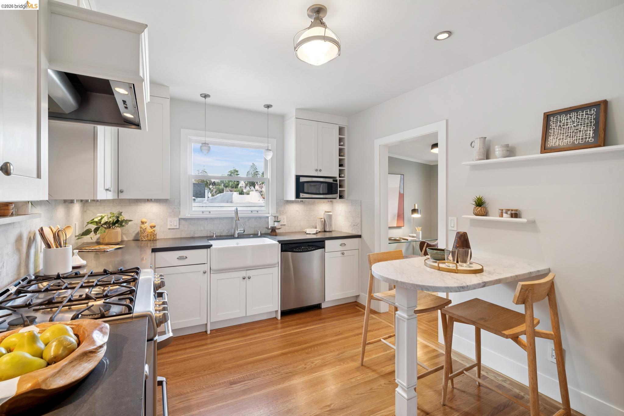 Detail Gallery Image 21 of 46 For 741 Grosvenor Pl, Oakland,  CA 94610 - 2 Beds | 1 Baths