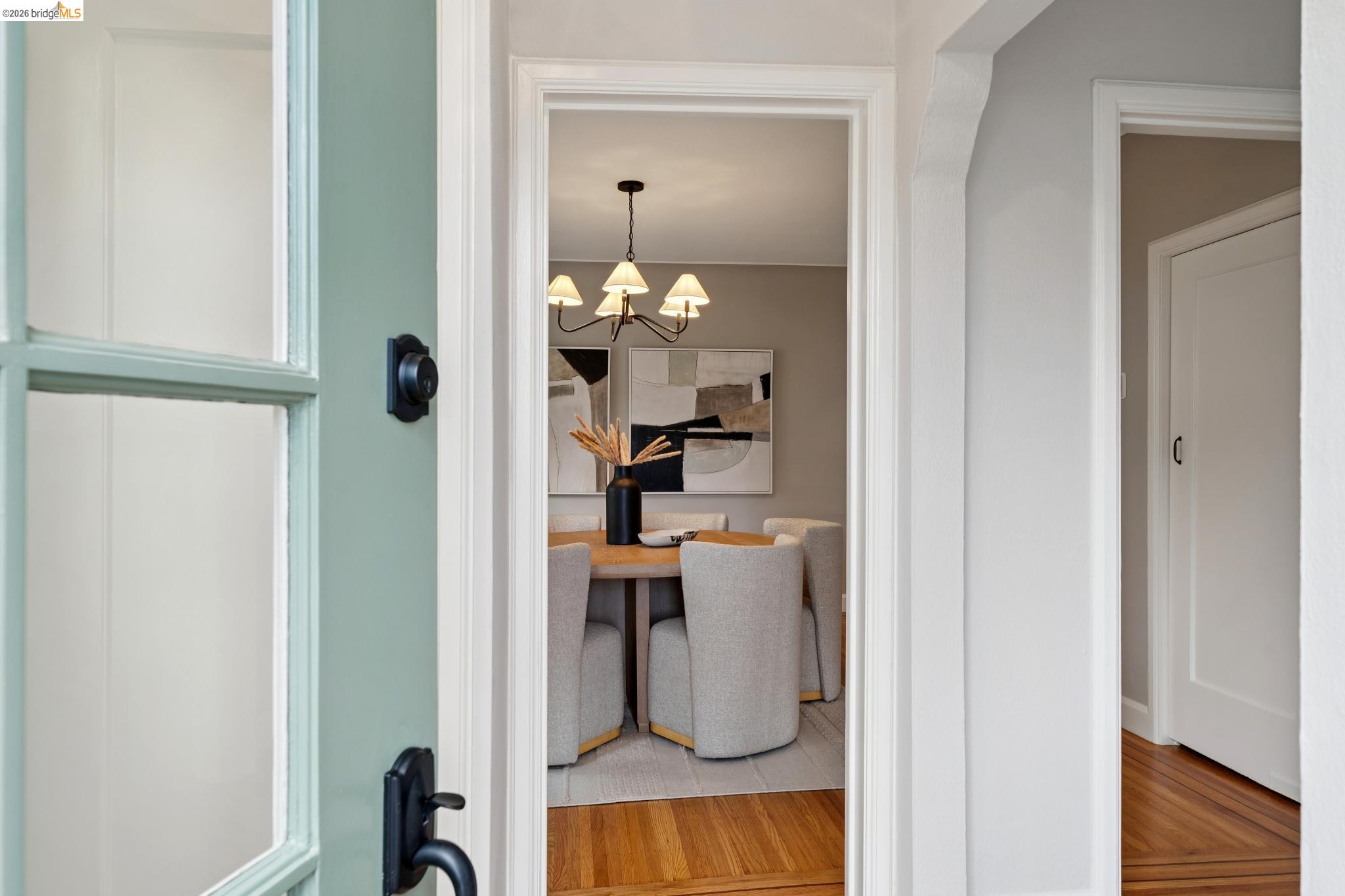 Detail Gallery Image 4 of 46 For 741 Grosvenor Pl, Oakland,  CA 94610 - 2 Beds | 1 Baths