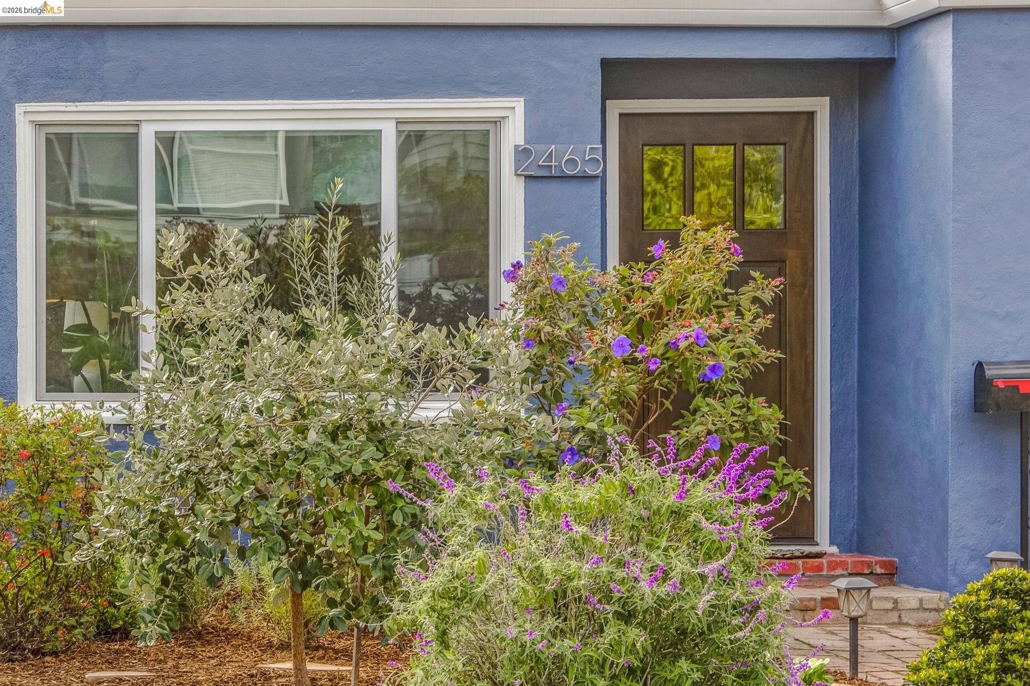 Detail Gallery Image 2 of 34 For 2465 Alida St, Oakland,  CA 94602 - 2 Beds | 1 Baths
