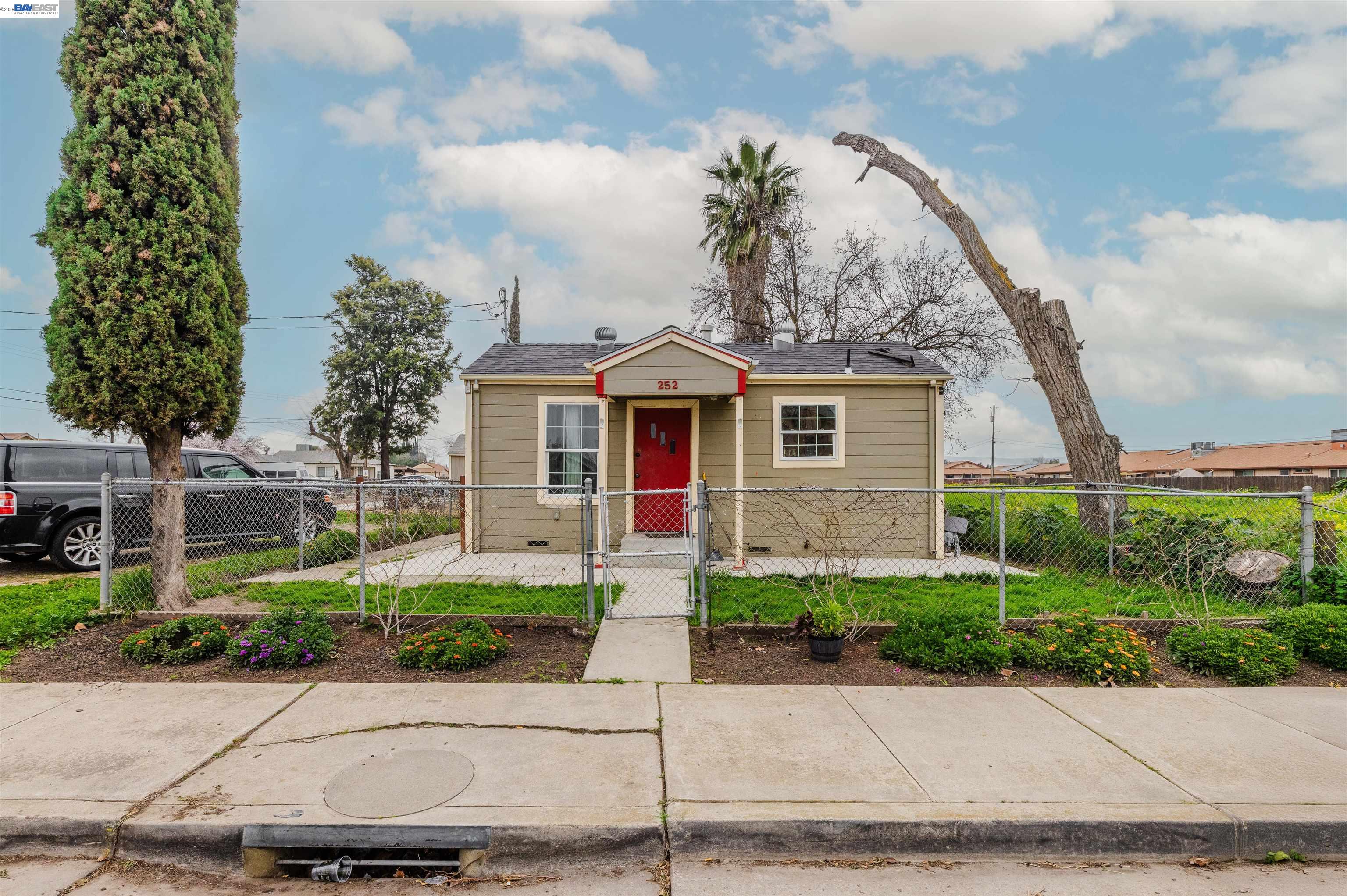 Detail Gallery Image 4 of 27 For 252 W Clover Rd, Tracy,  CA 95376 - 5 Beds | 3 Baths