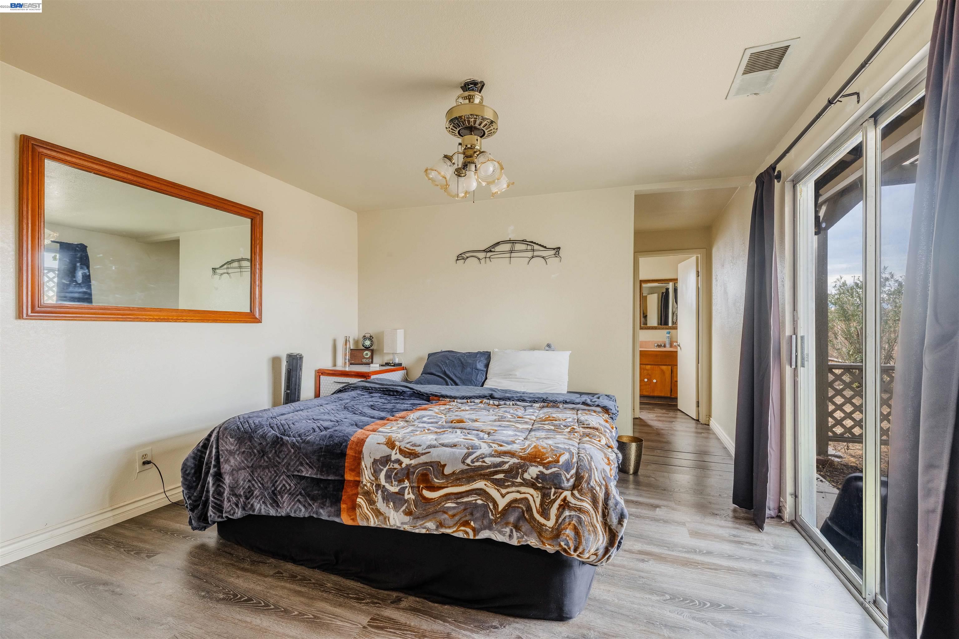 Detail Gallery Image 10 of 27 For 252 W Clover Rd, Tracy,  CA 95376 - 5 Beds | 3 Baths