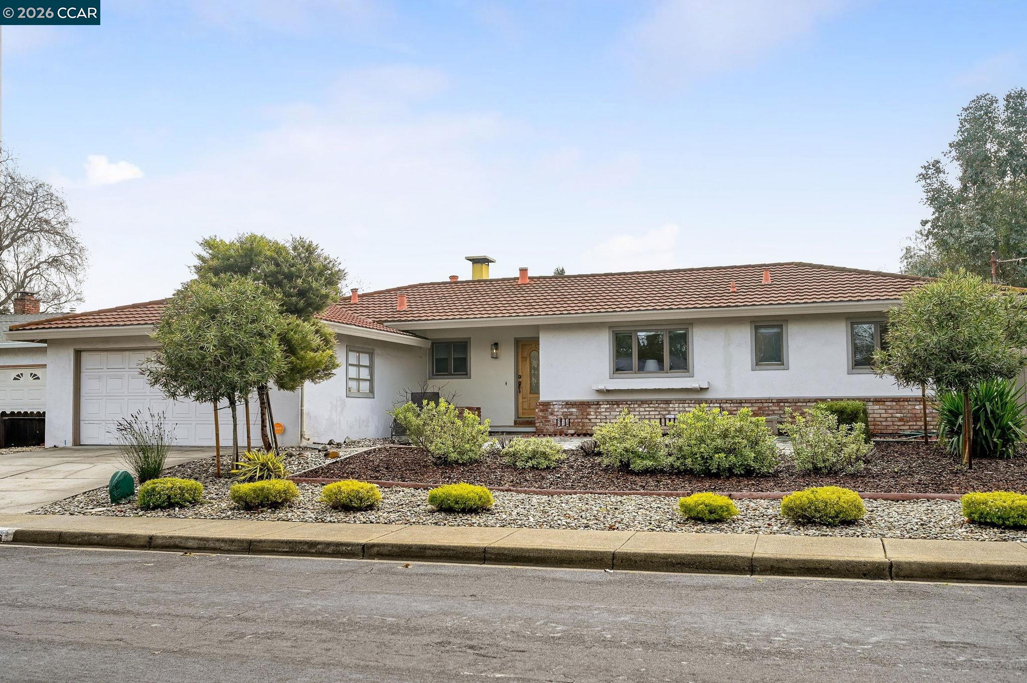 Detail Gallery Image 2 of 35 For 2036 Rockne Dr, Concord,  CA 94518 - 3 Beds | 2 Baths