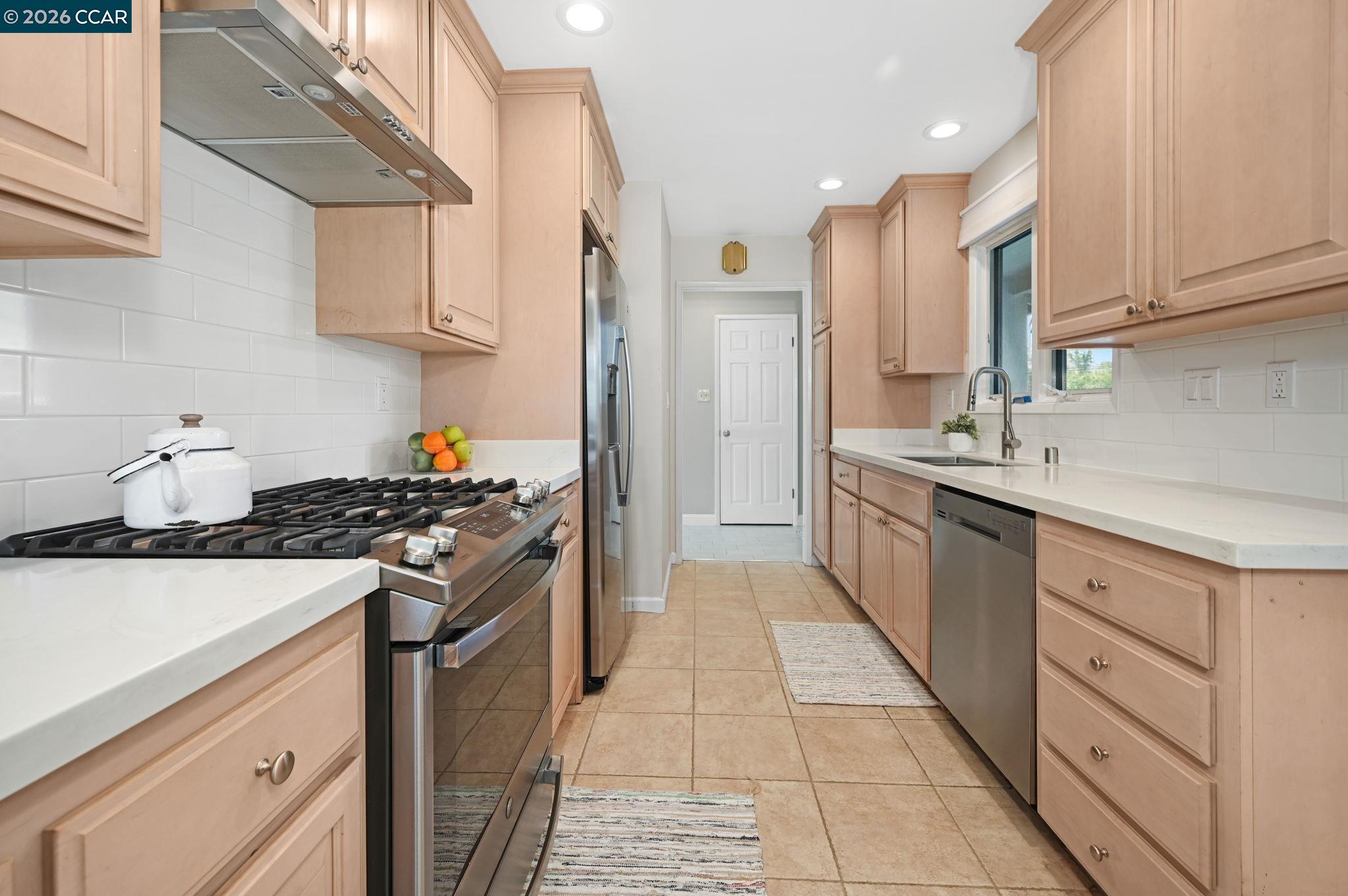 Detail Gallery Image 8 of 35 For 2036 Rockne Dr, Concord,  CA 94518 - 3 Beds | 2 Baths