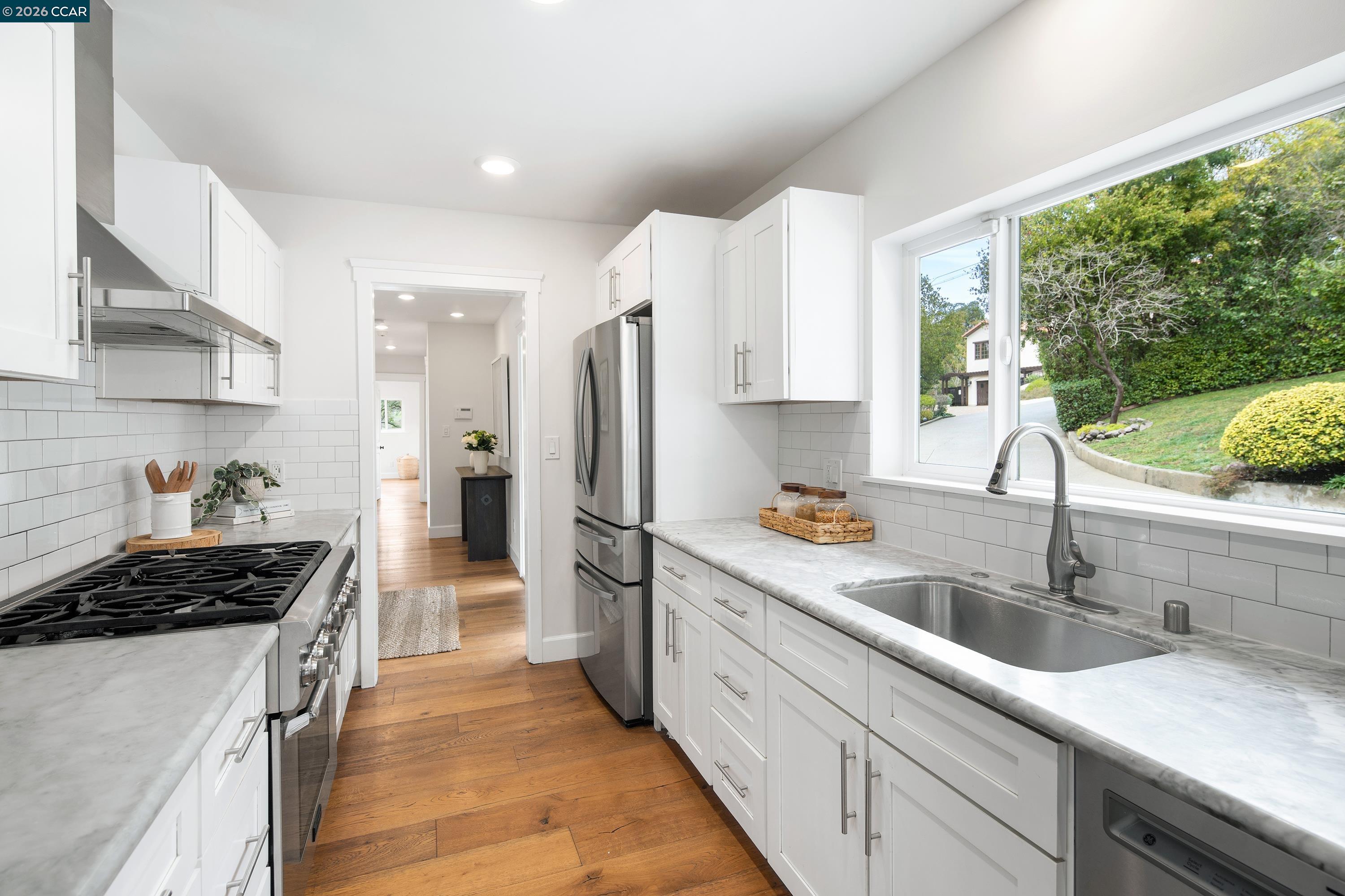 Detail Gallery Image 17 of 52 For 28 Southwood Dr, Orinda,  CA 94563 - 4 Beds | 4 Baths