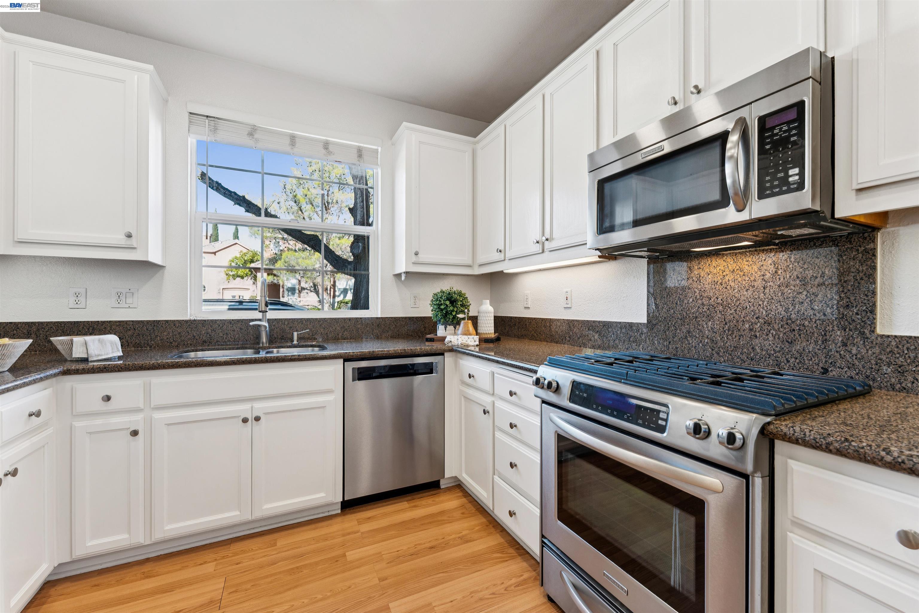 Detail Gallery Image 7 of 32 For 3989 Strafford Ct, Dublin,  CA 94568 - 3 Beds | 2/1 Baths