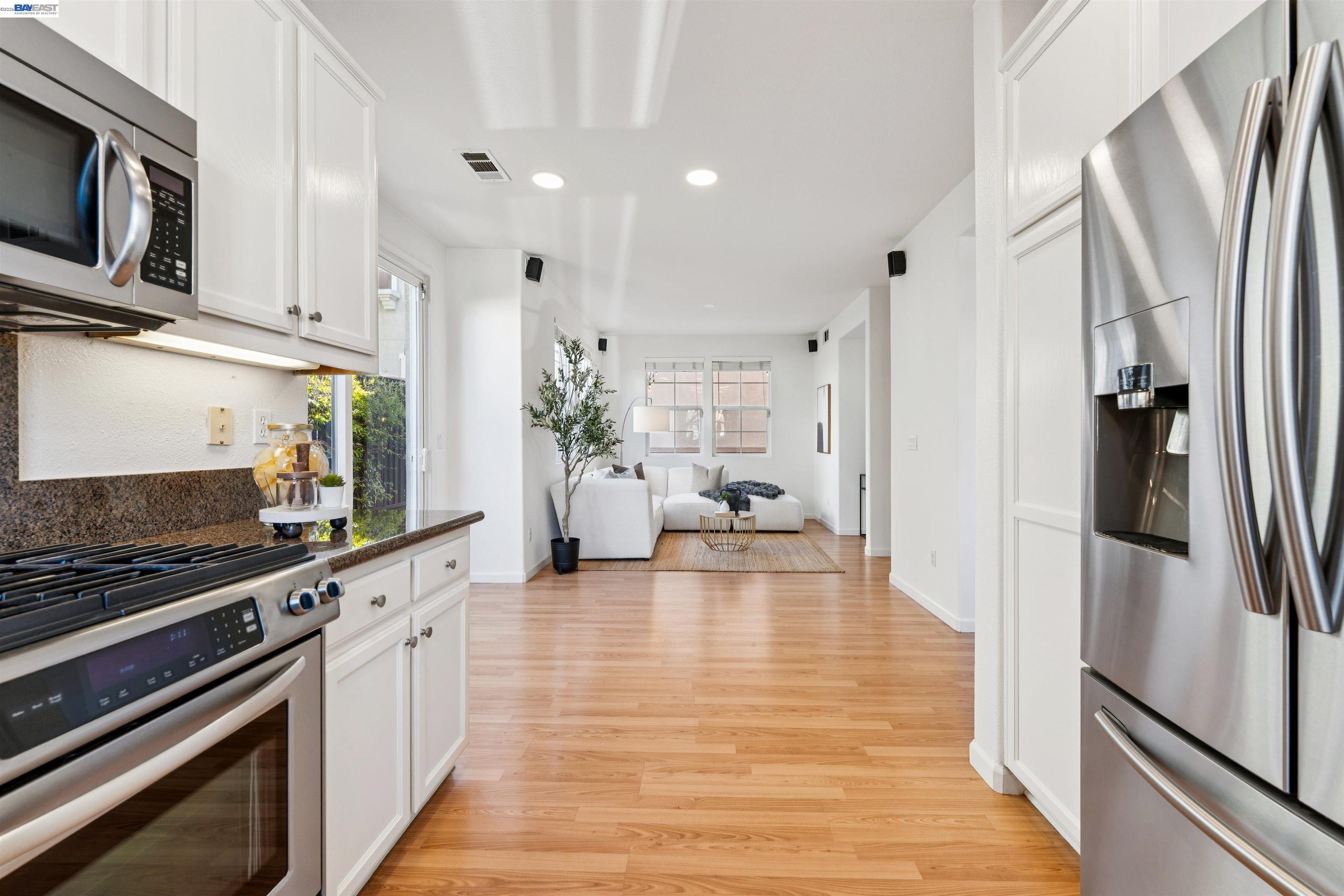 Detail Gallery Image 8 of 32 For 3989 Strafford Ct, Dublin,  CA 94568 - 3 Beds | 2/1 Baths