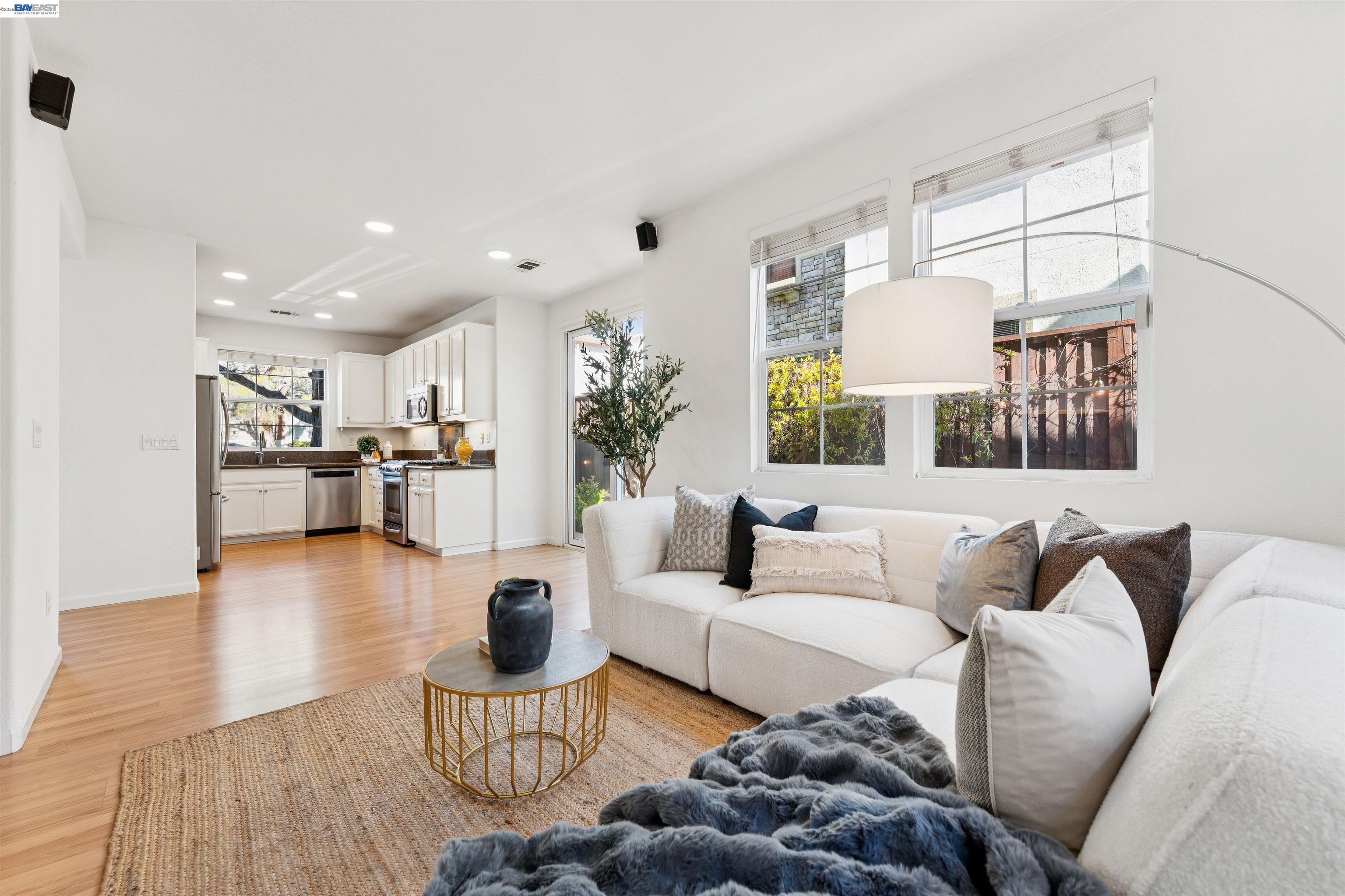 Detail Gallery Image 9 of 32 For 3989 Strafford Ct, Dublin,  CA 94568 - 3 Beds | 2/1 Baths