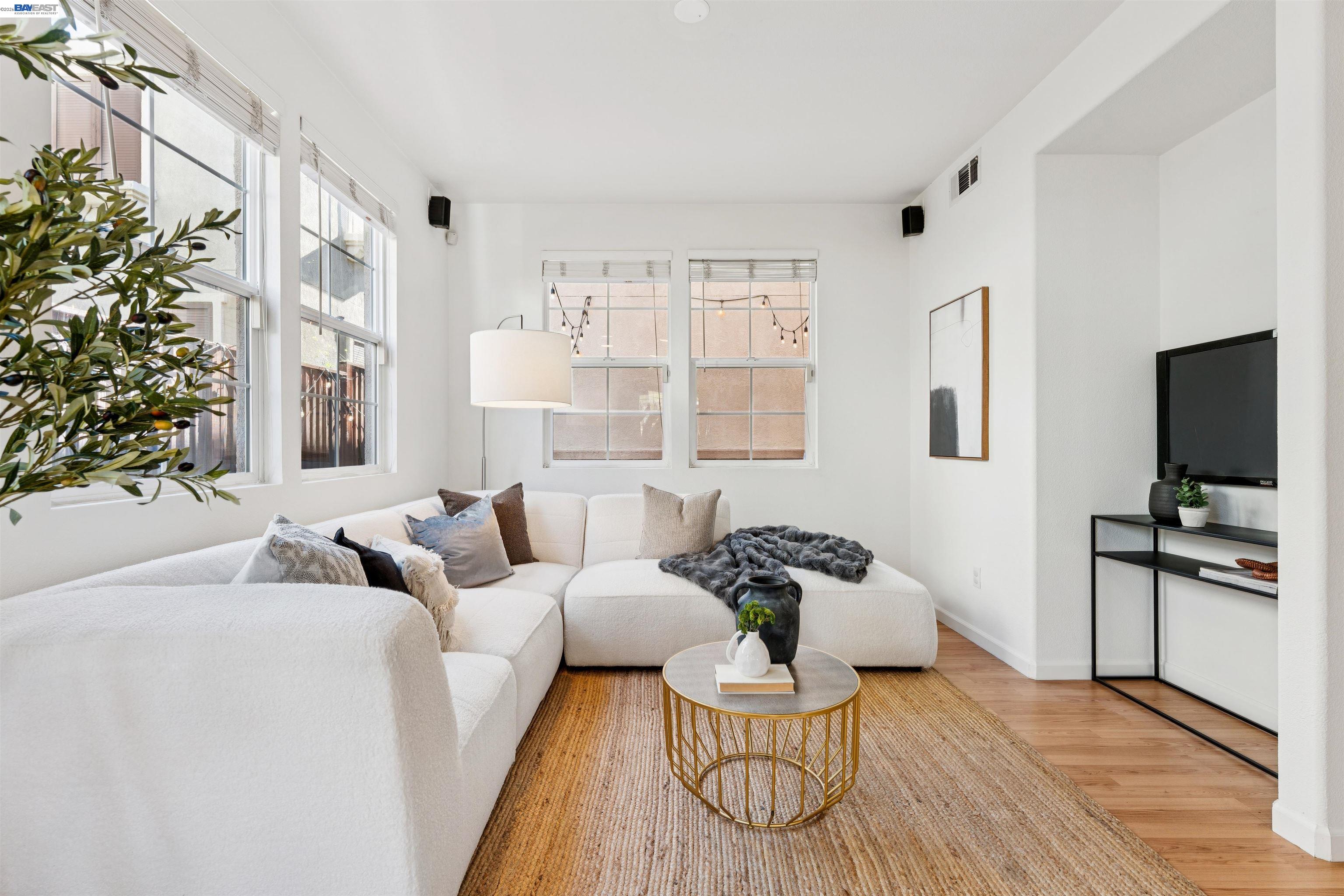 Detail Gallery Image 10 of 32 For 3989 Strafford Ct, Dublin,  CA 94568 - 3 Beds | 2/1 Baths