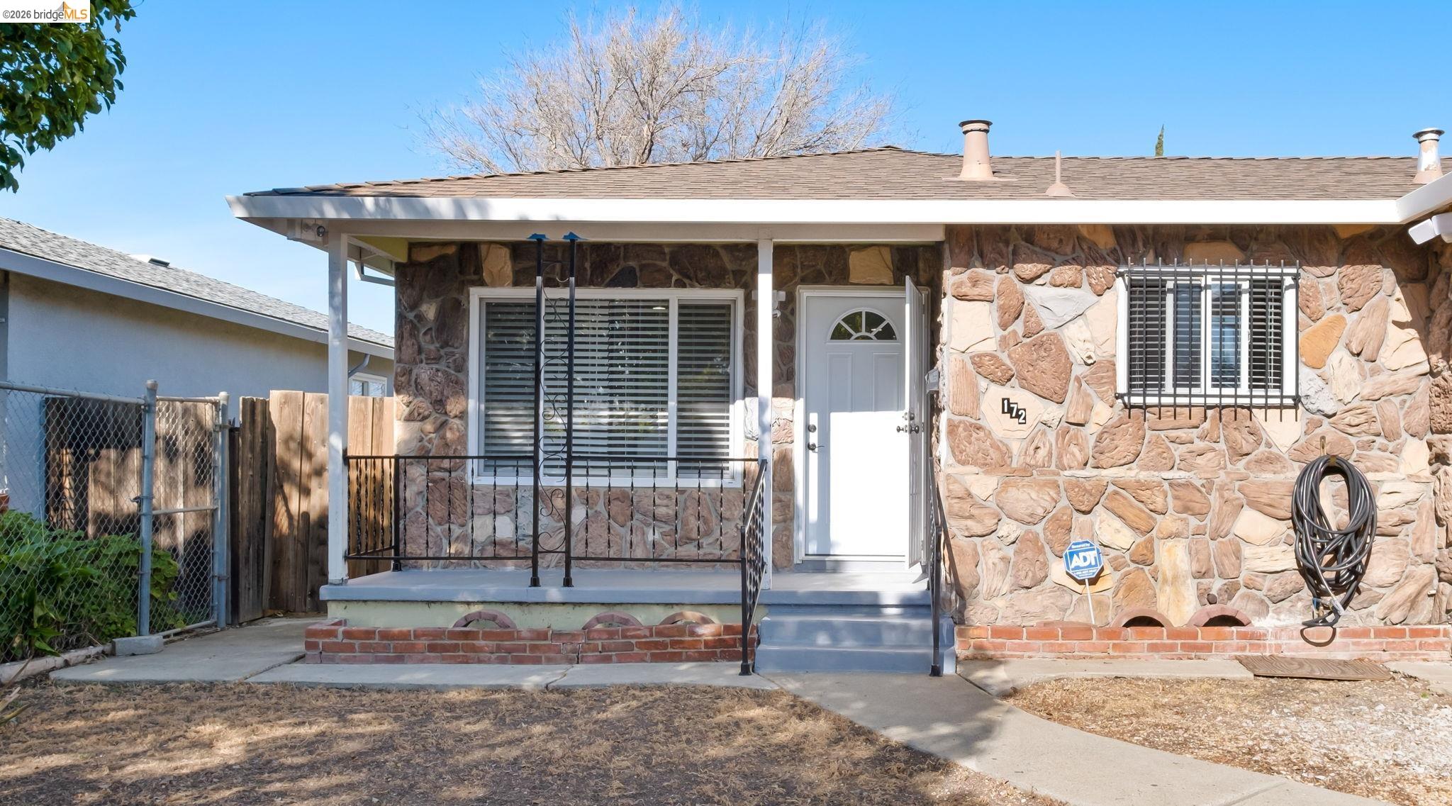 Detail Gallery Image 4 of 26 For 172 William Way, Pittsburg,  CA 94565 - 4 Beds | 2 Baths