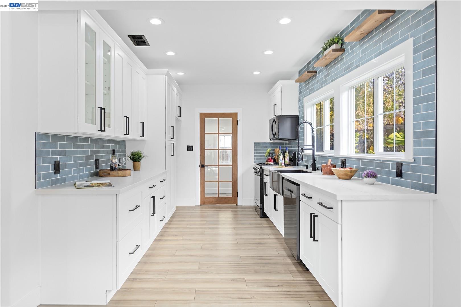 Detail Gallery Image 16 of 52 For 968 62nd St, Oakland,  CA 94608 - 2 Beds | 1/1 Baths