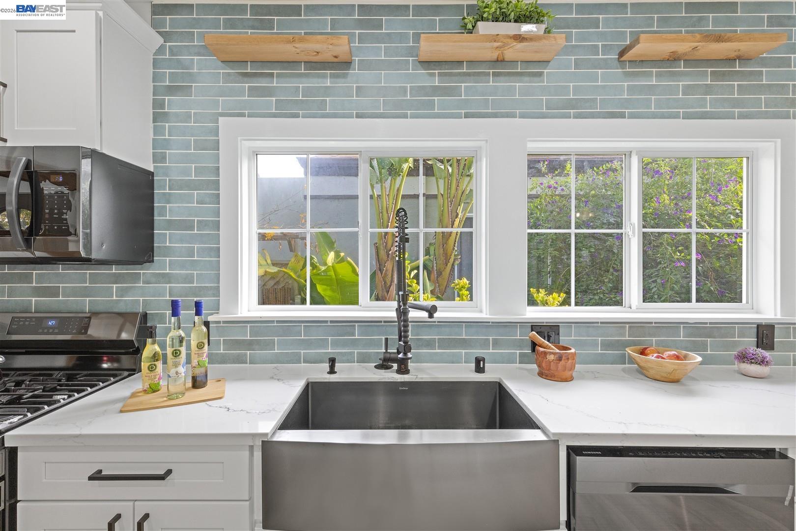 Detail Gallery Image 18 of 52 For 968 62nd St, Oakland,  CA 94608 - 2 Beds | 1/1 Baths