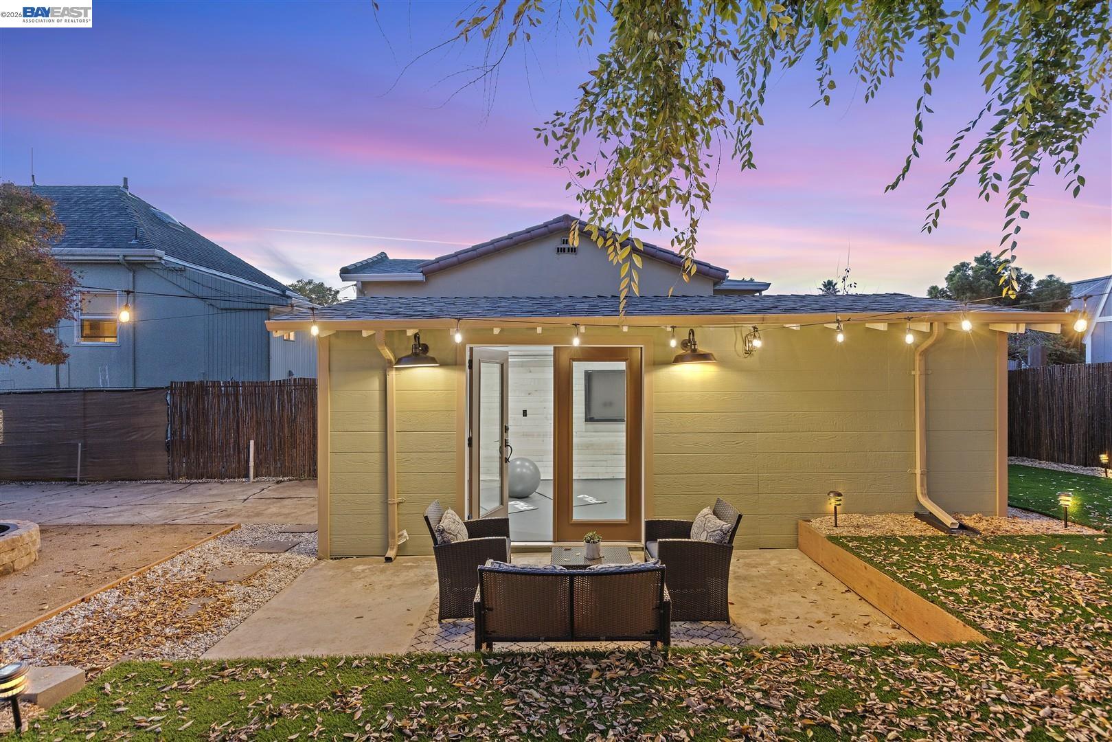 Detail Gallery Image 30 of 52 For 968 62nd St, Oakland,  CA 94608 - 2 Beds | 1/1 Baths