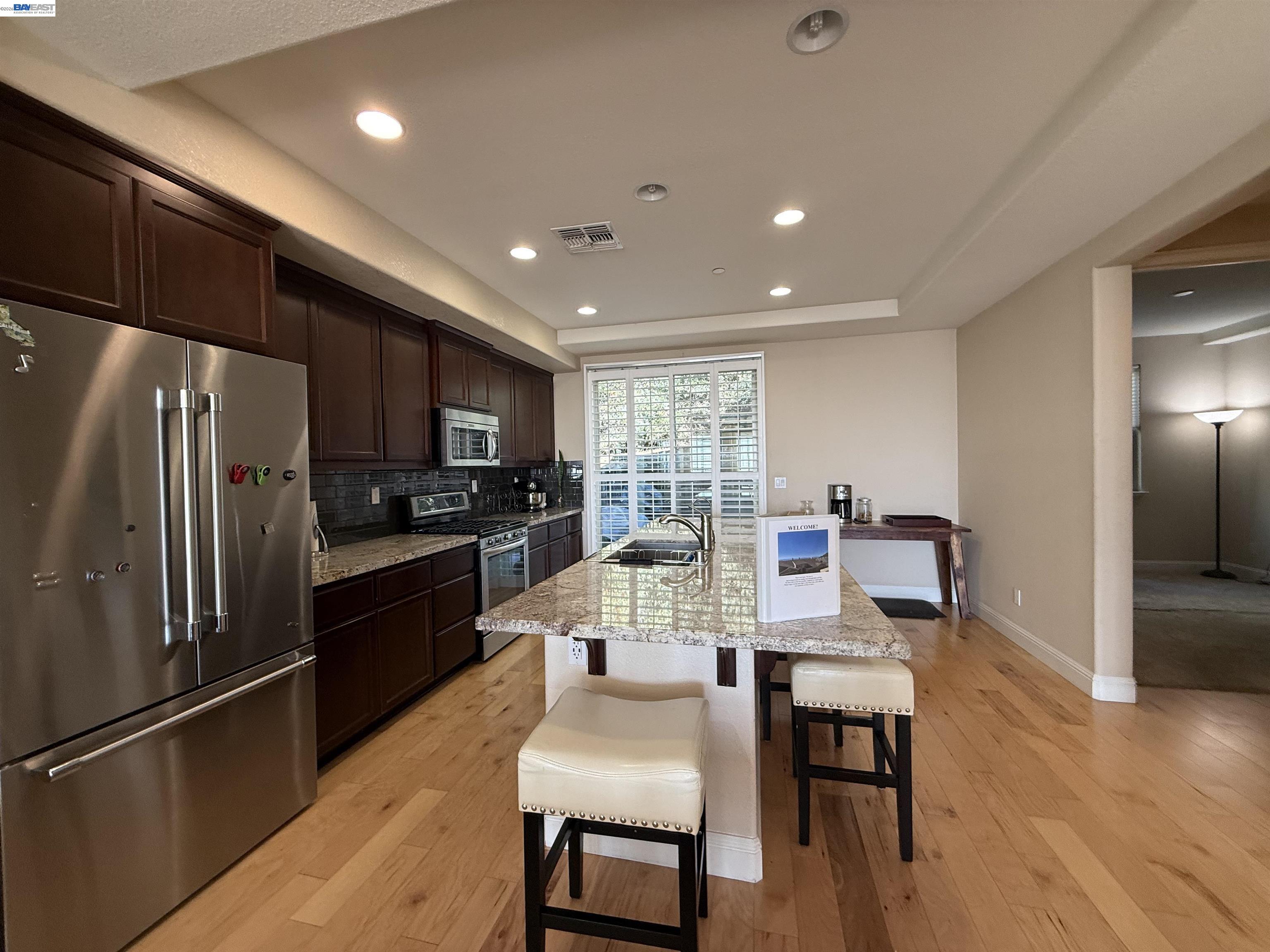 Detail Gallery Image 10 of 34 For 6492 Bayview Dr, Oakland,  CA 94605 - 4 Beds | 3 Baths