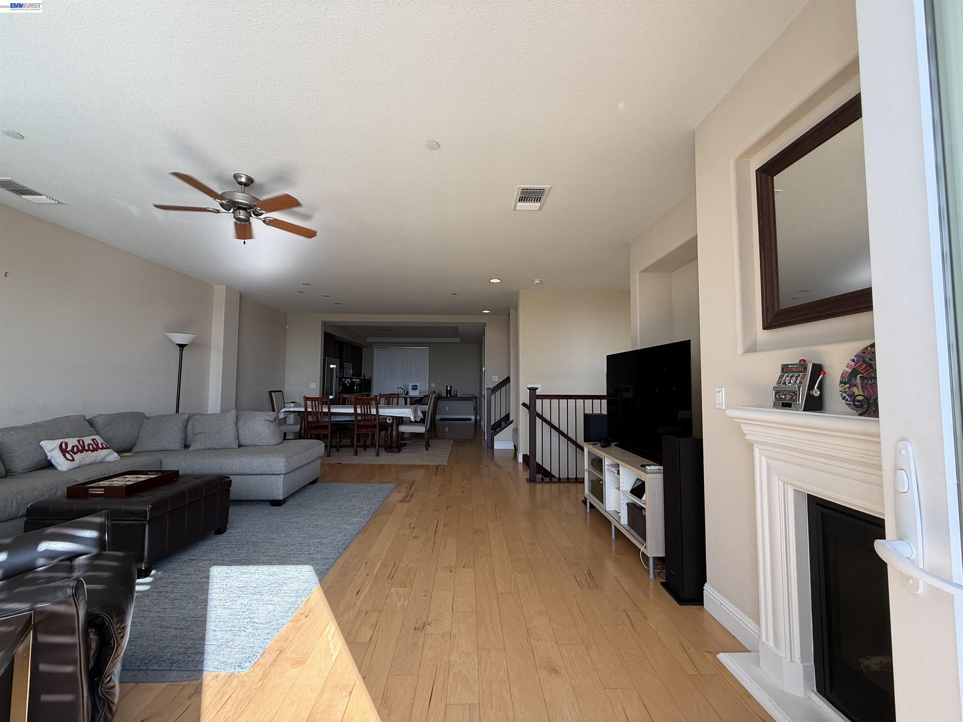 Detail Gallery Image 14 of 34 For 6492 Bayview Dr, Oakland,  CA 94605 - 4 Beds | 3 Baths