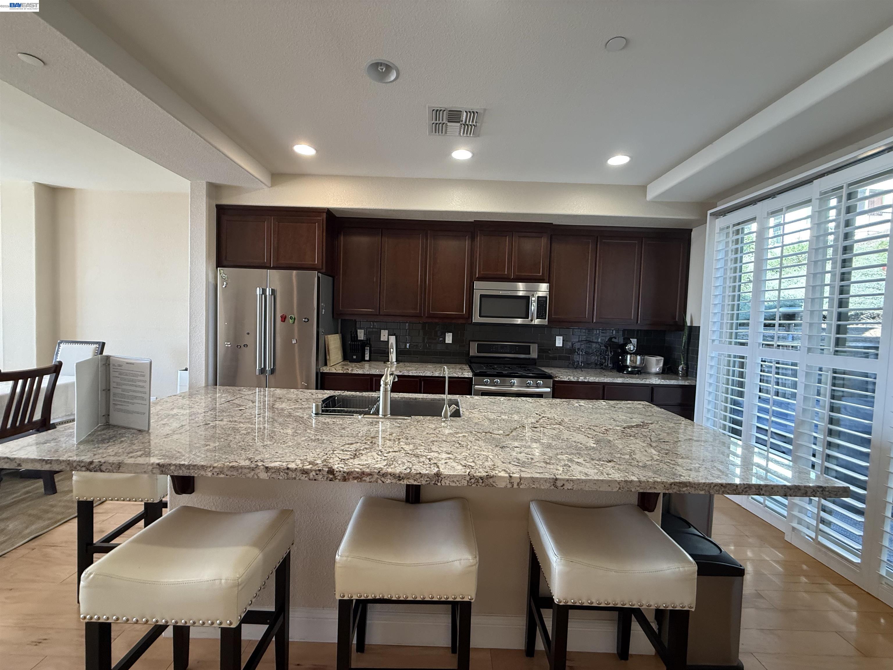 Detail Gallery Image 9 of 34 For 6492 Bayview Dr, Oakland,  CA 94605 - 4 Beds | 3 Baths