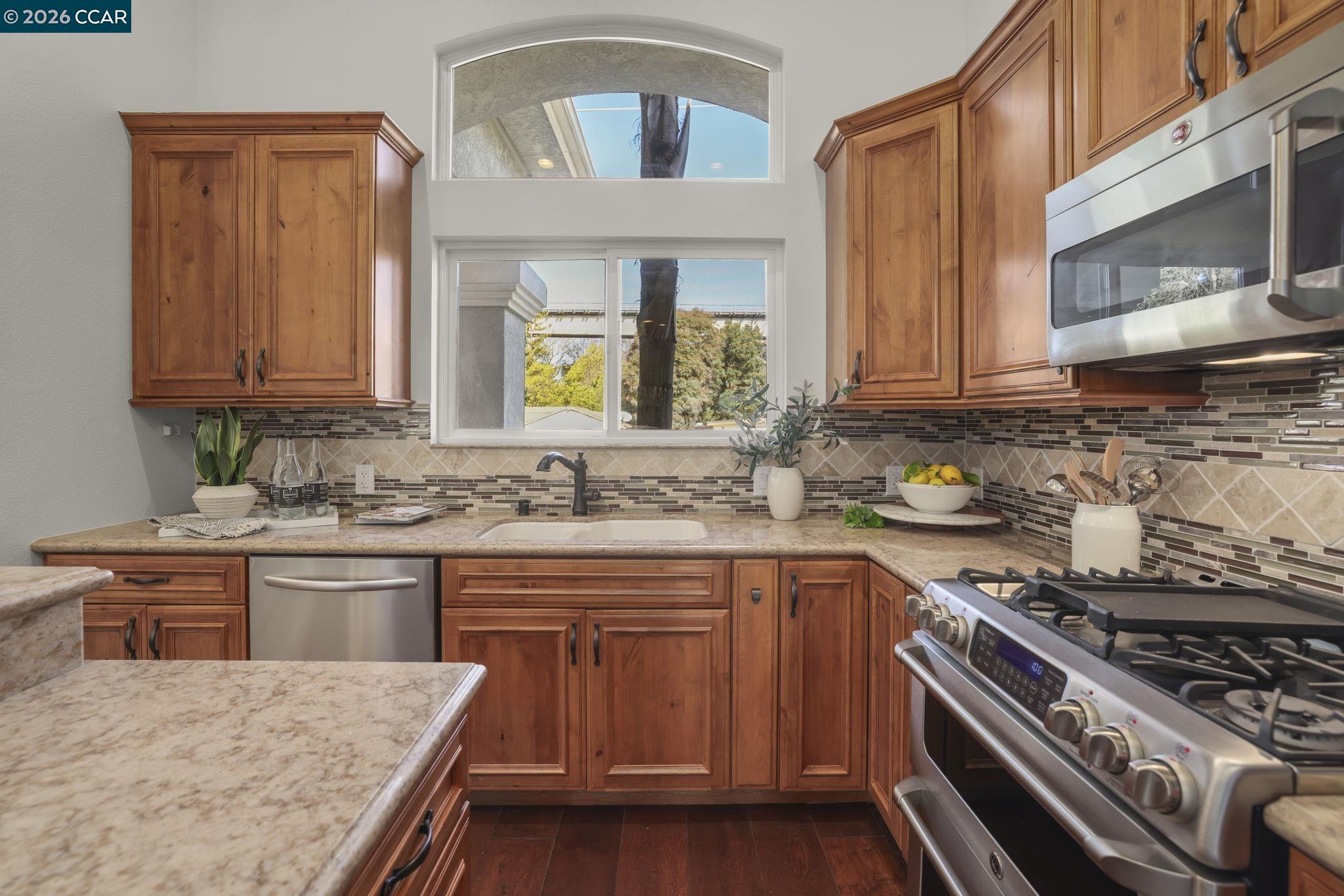 Detail Gallery Image 9 of 40 For 640 Brackman Lane, Martinez,  CA 94553-4416 - 4 Beds | 3 Baths