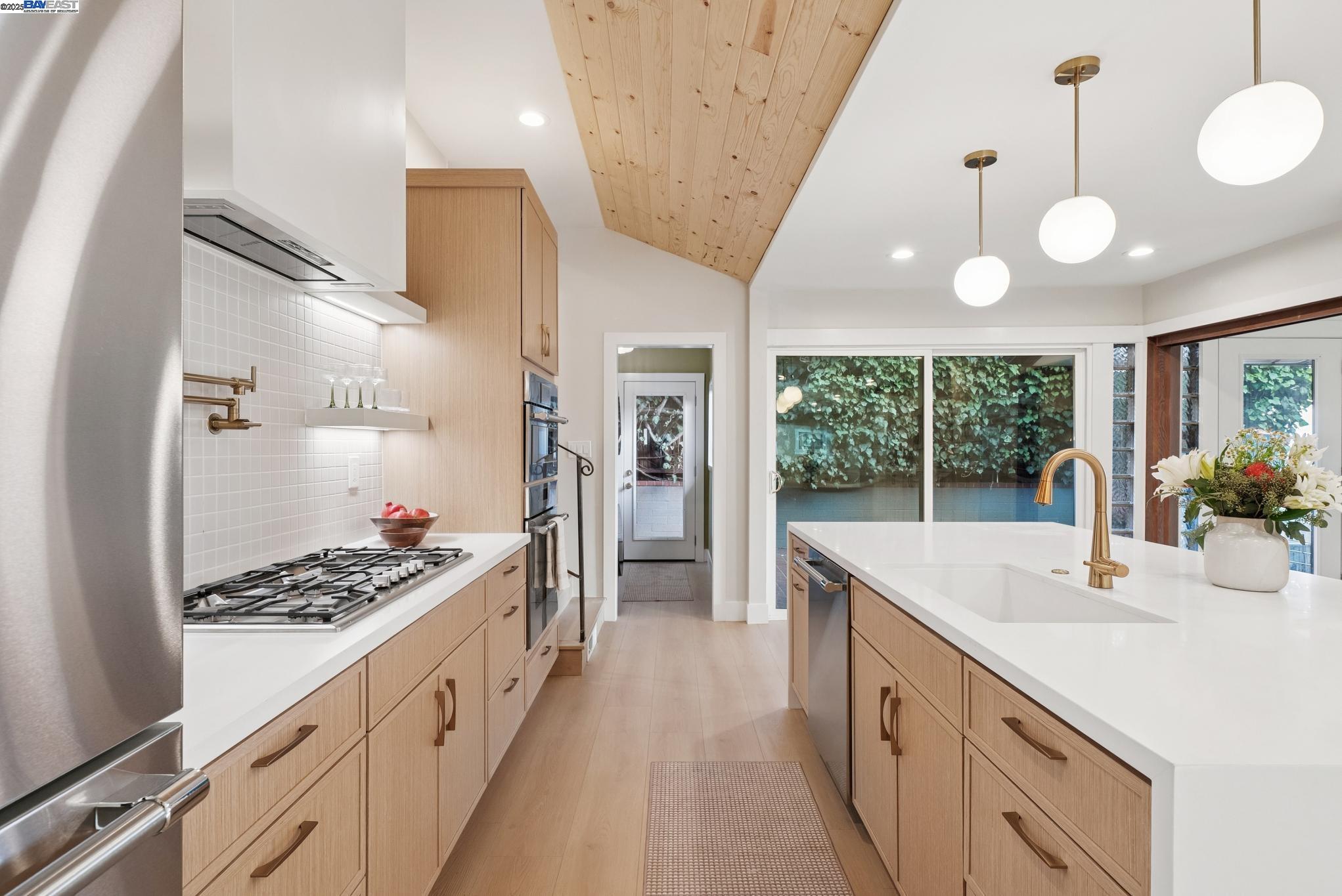 Detail Gallery Image 11 of 56 For 201 Amherst Ave, Kensington,  CA 94708 - 4 Beds | 2/1 Baths