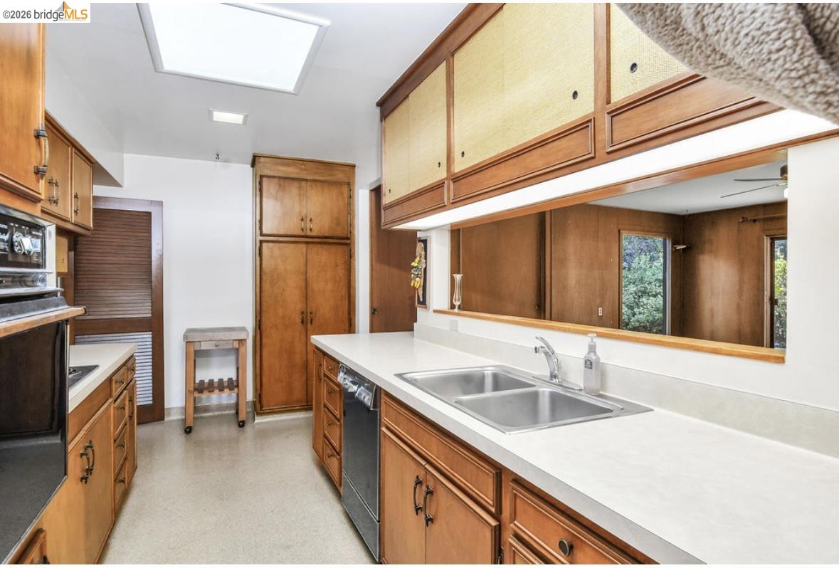 Detail Gallery Image 13 of 36 For 558 Lakewood Cir, Walnut Creek,  CA 94598 - 3 Beds | 2/1 Baths