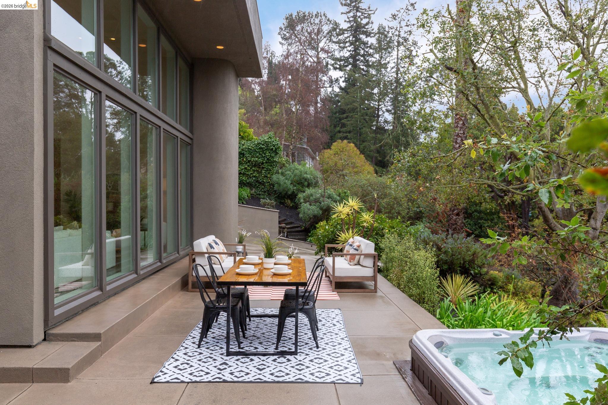 Detail Gallery Image 17 of 60 For 104 Capricorn Ave, Oakland,  CA 94611 - 3 Beds | 3 Baths