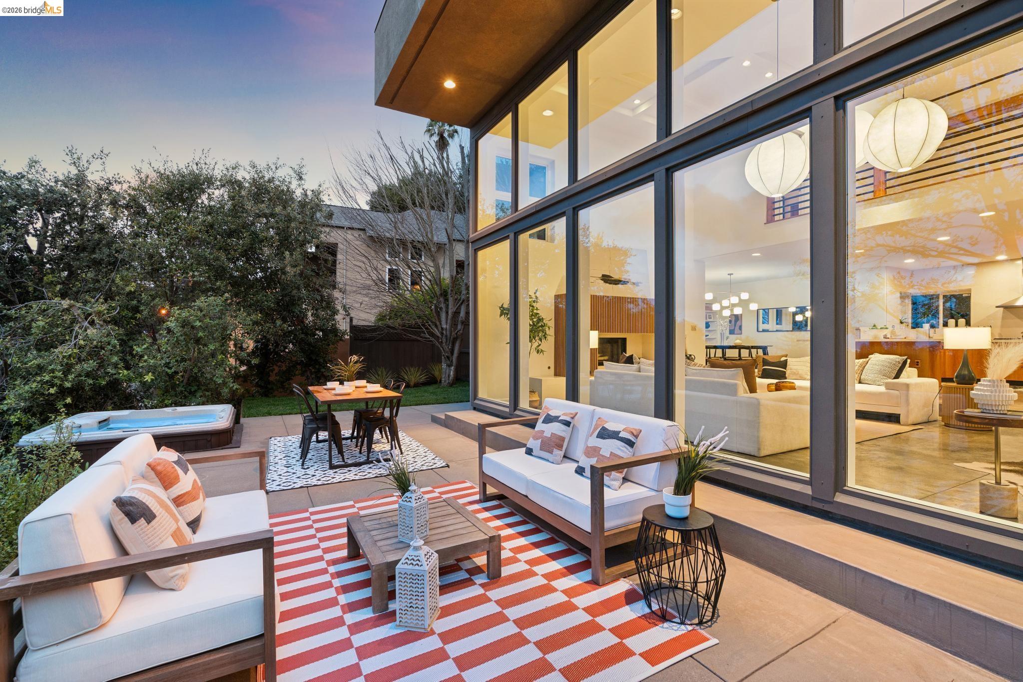 Detail Gallery Image 3 of 60 For 104 Capricorn Ave, Oakland,  CA 94611 - 3 Beds | 3 Baths