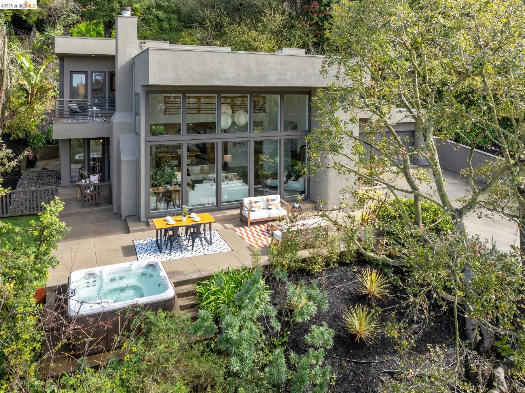 Detail Gallery Image 4 of 60 For 104 Capricorn Ave, Oakland,  CA 94611 - 3 Beds | 3 Baths