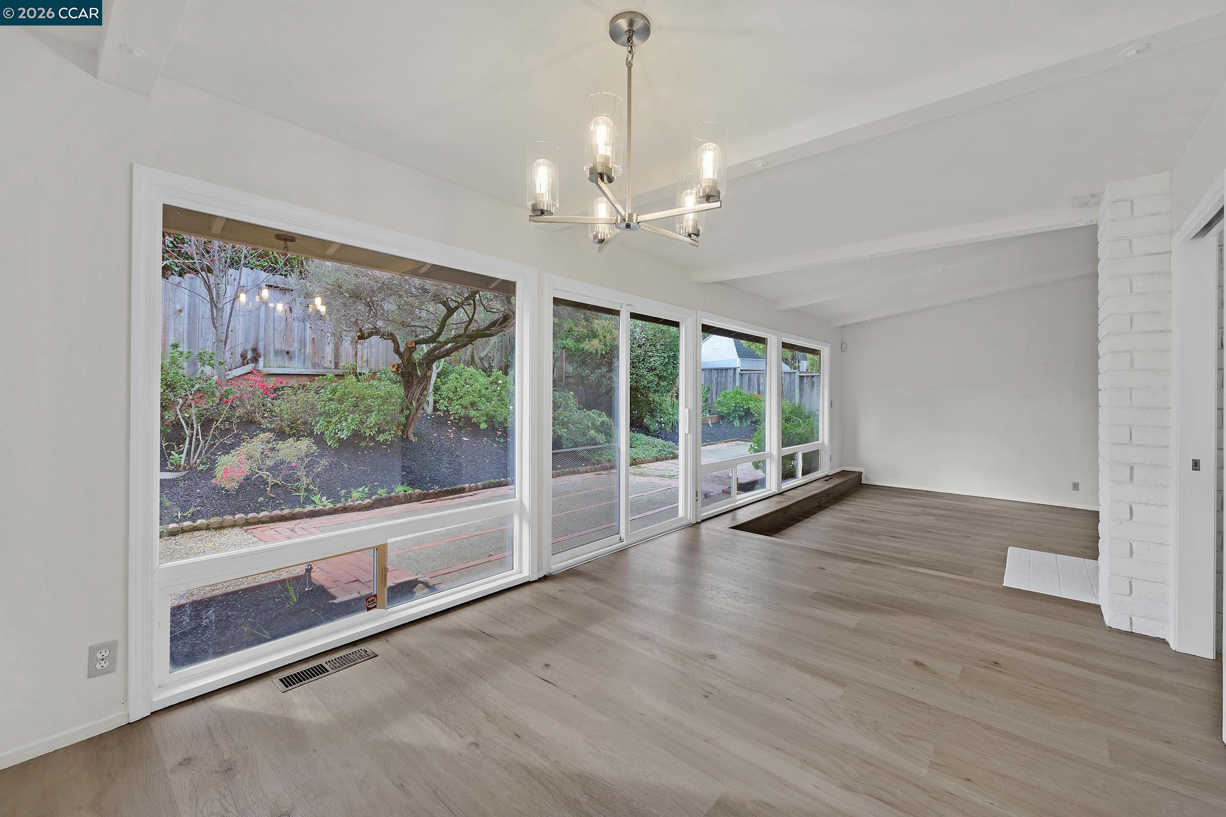 Detail Gallery Image 12 of 43 For 27889 Farm Hill Dr, Hayward,  CA 94542 - 4 Beds | 2/1 Baths