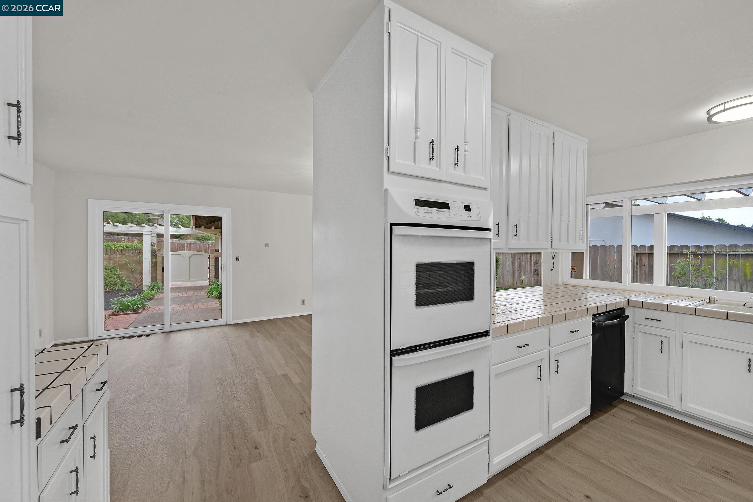 Detail Gallery Image 14 of 43 For 27889 Farm Hill Dr, Hayward,  CA 94542 - 4 Beds | 2/1 Baths