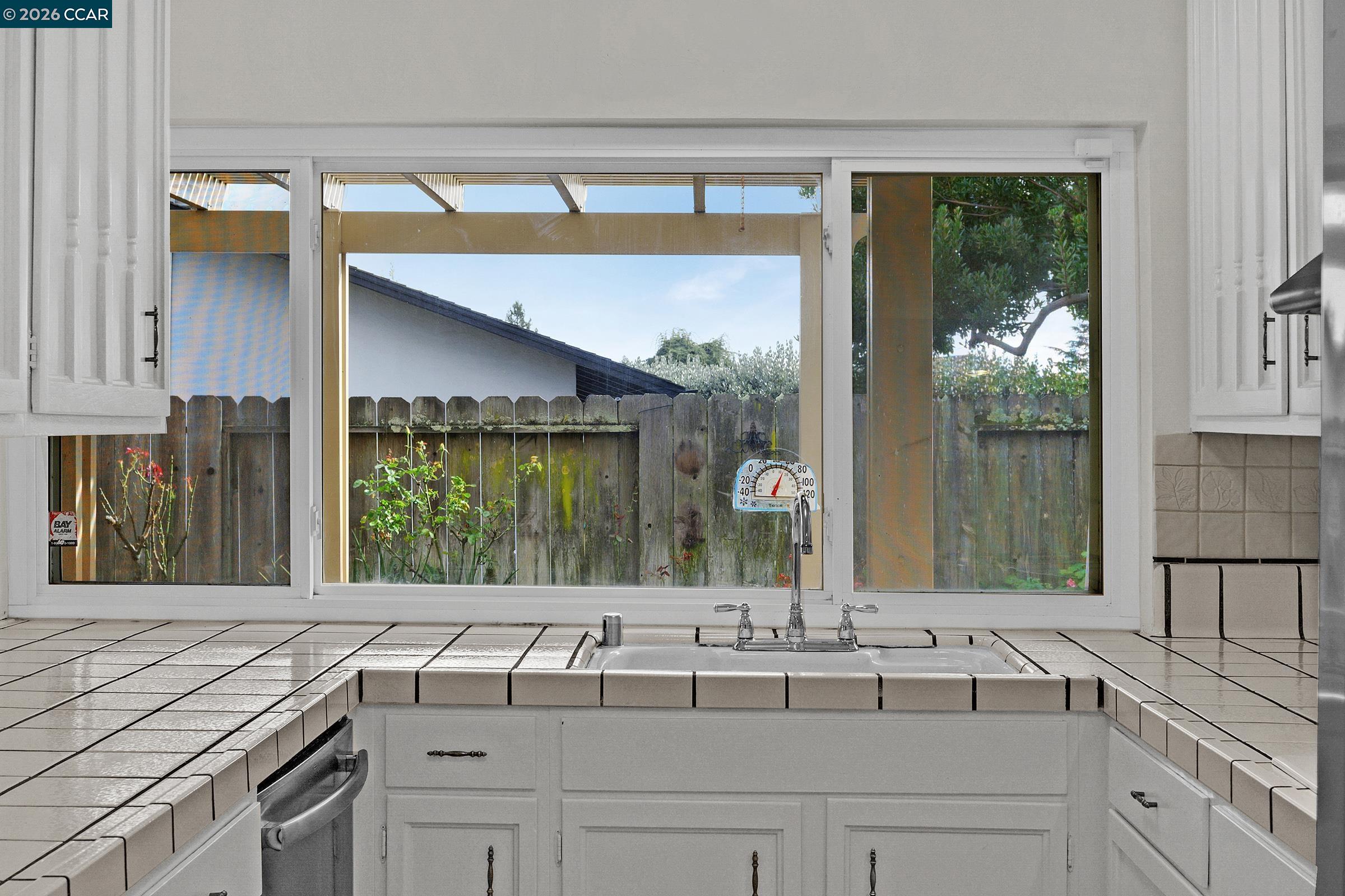 Detail Gallery Image 16 of 43 For 27889 Farm Hill Dr, Hayward,  CA 94542 - 4 Beds | 2/1 Baths