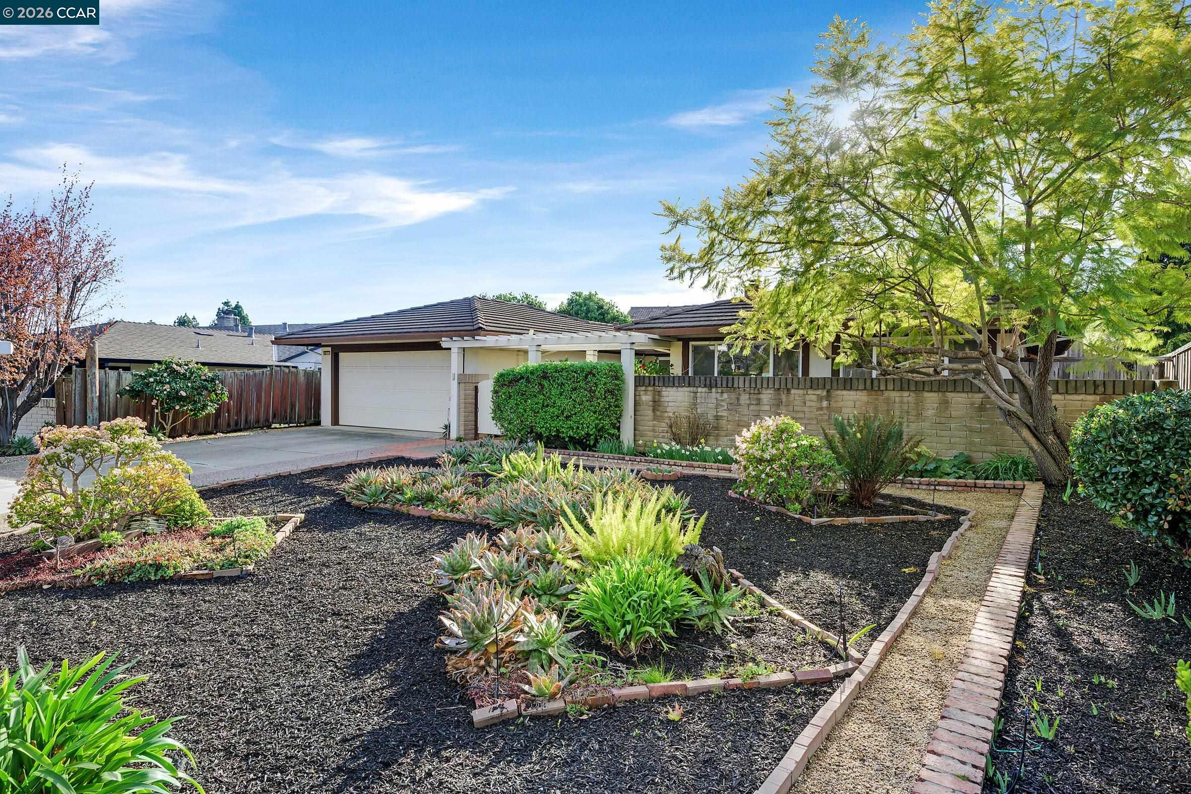 Detail Gallery Image 3 of 43 For 27889 Farm Hill Dr, Hayward,  CA 94542 - 4 Beds | 2/1 Baths