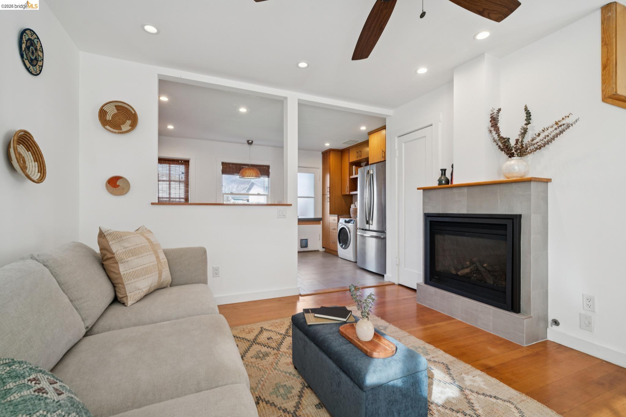 Detail Gallery Image 2 of 16 For 137 Collins St, Richmond,  CA 94801 - 2 Beds | 1 Baths