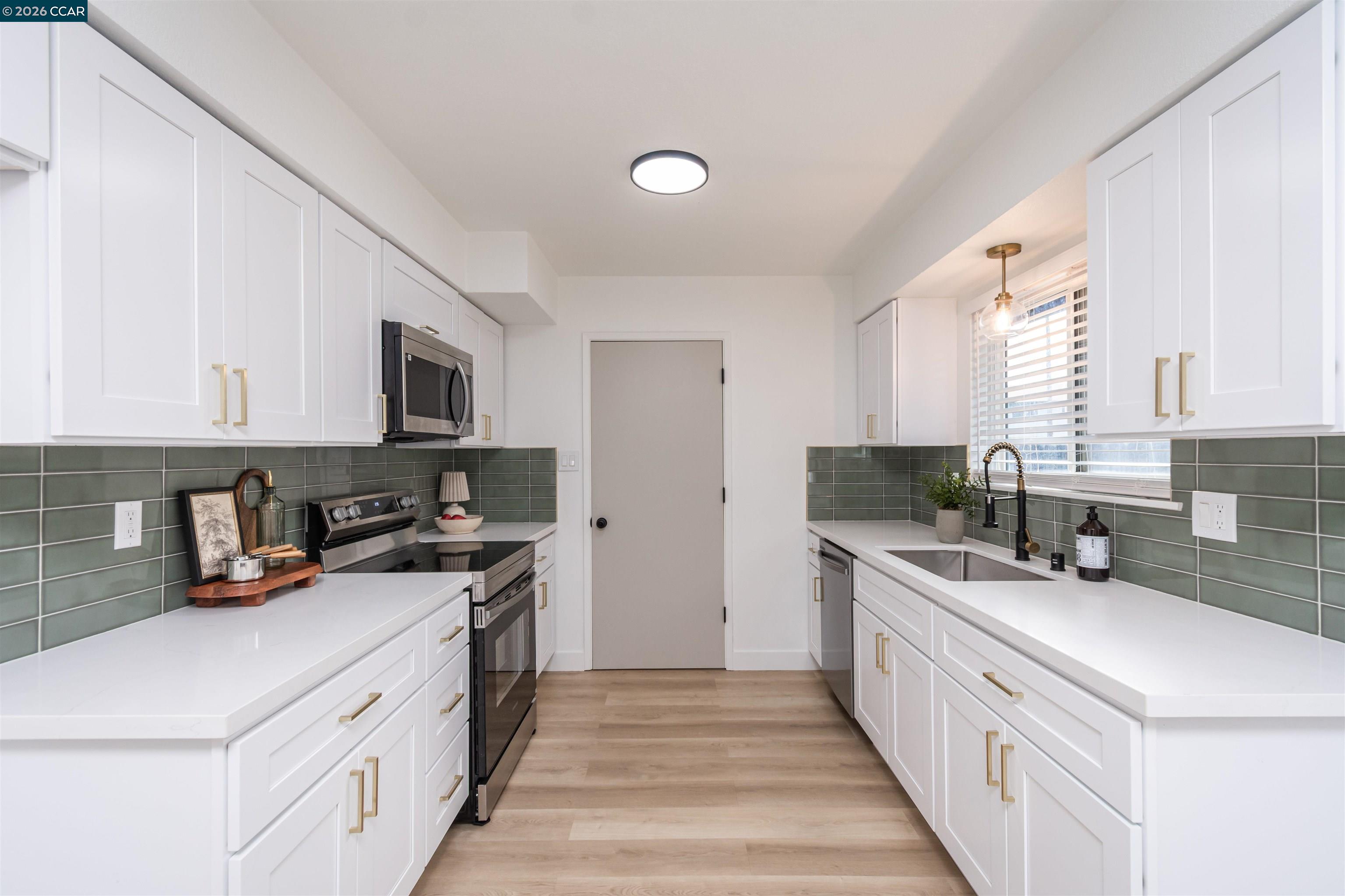 Detail Gallery Image 12 of 34 For 5201 Sky Pkwy, Sacramento,  CA 95823 - 3 Beds | 2 Baths