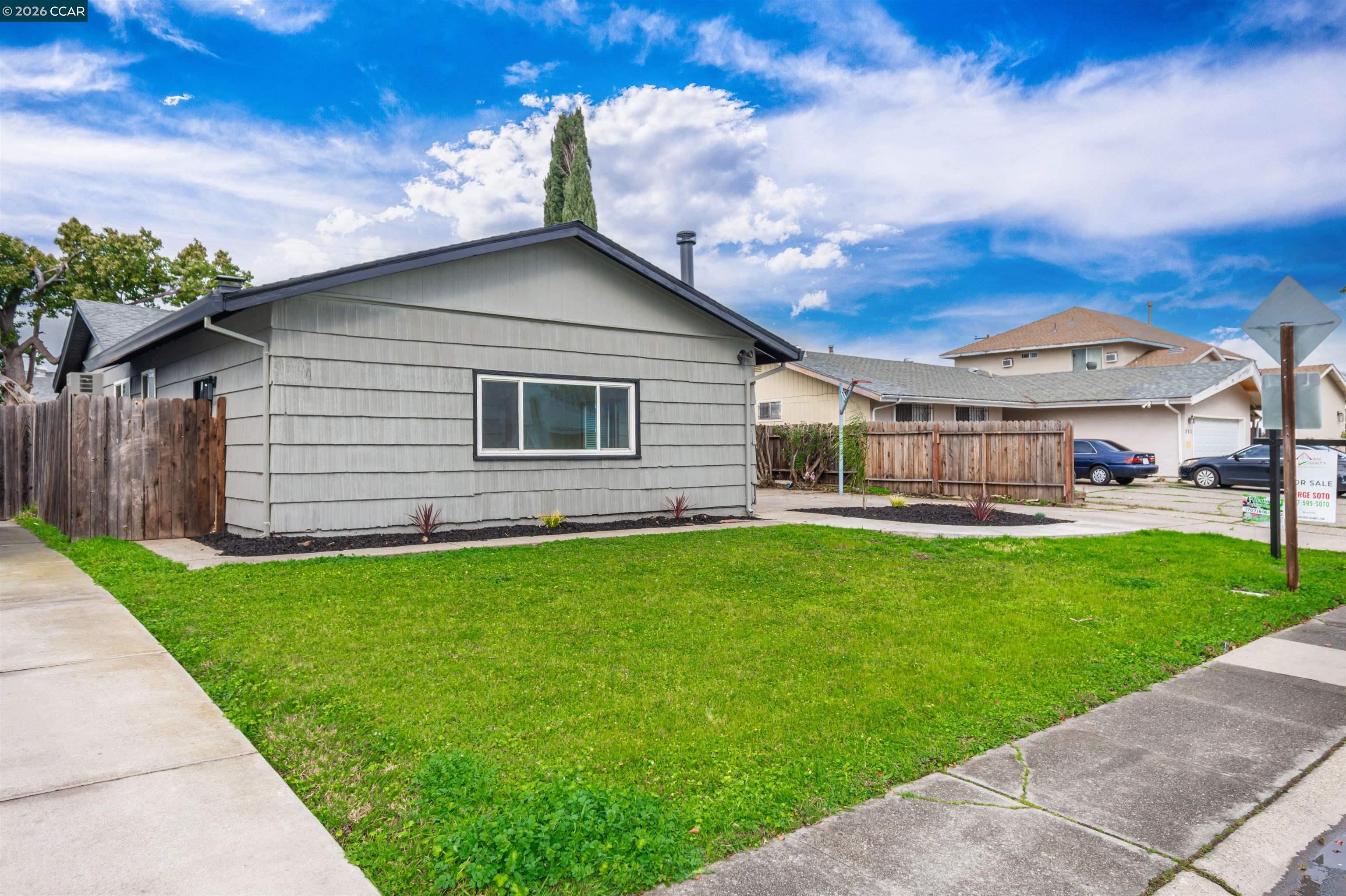 Detail Gallery Image 4 of 33 For 5201 Sky Pkwy, Sacramento,  CA 95823 - 3 Beds | 2 Baths