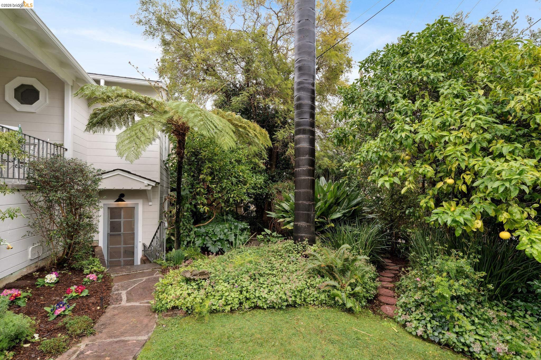 Detail Gallery Image 24 of 60 For 4200 Mountain View Ave, Oakland,  CA 94605 - 3 Beds | 2 Baths