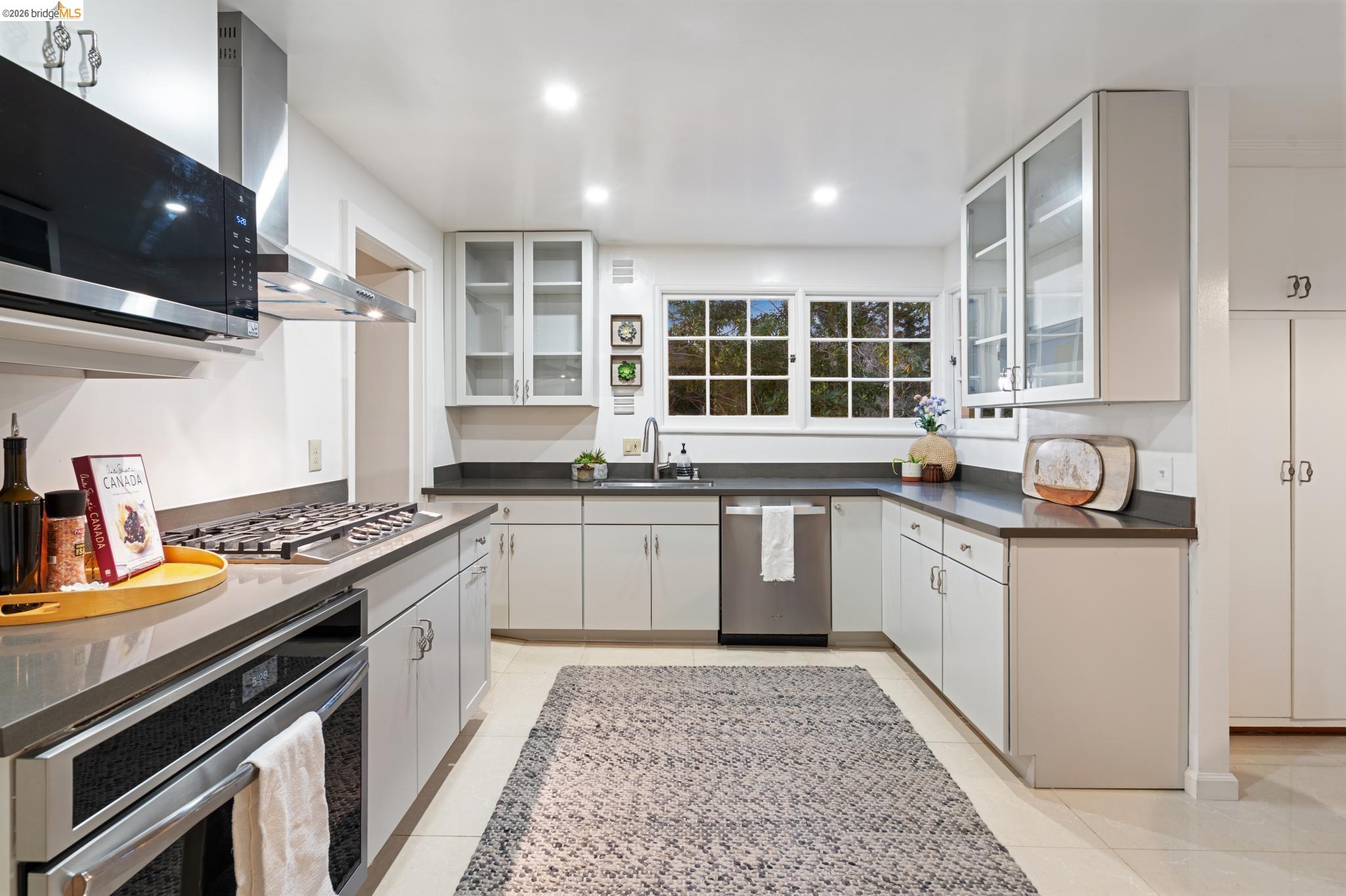 Detail Gallery Image 8 of 58 For 5922 Bruns Ct, Oakland,  CA 94611 - – Beds | – Baths