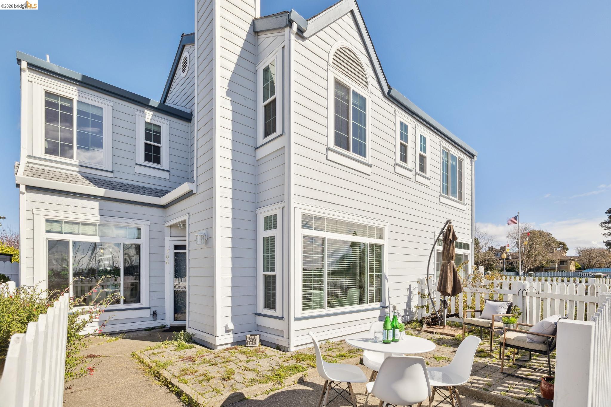 Detail Gallery Image 4 of 56 For 306 Commodore Dr, Richmond,  CA 94804 - 2 Beds | 2/1 Baths