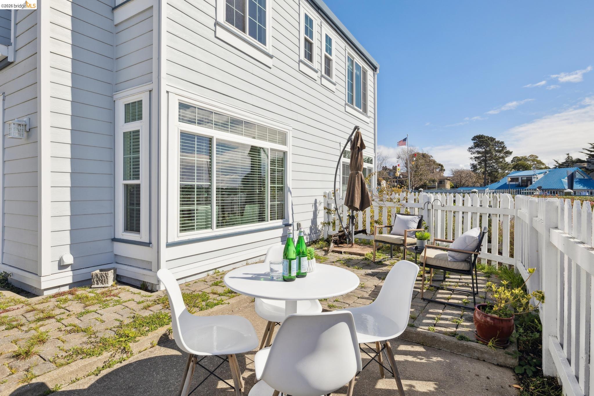 Detail Gallery Image 5 of 56 For 306 Commodore Dr, Richmond,  CA 94804 - 2 Beds | 2/1 Baths