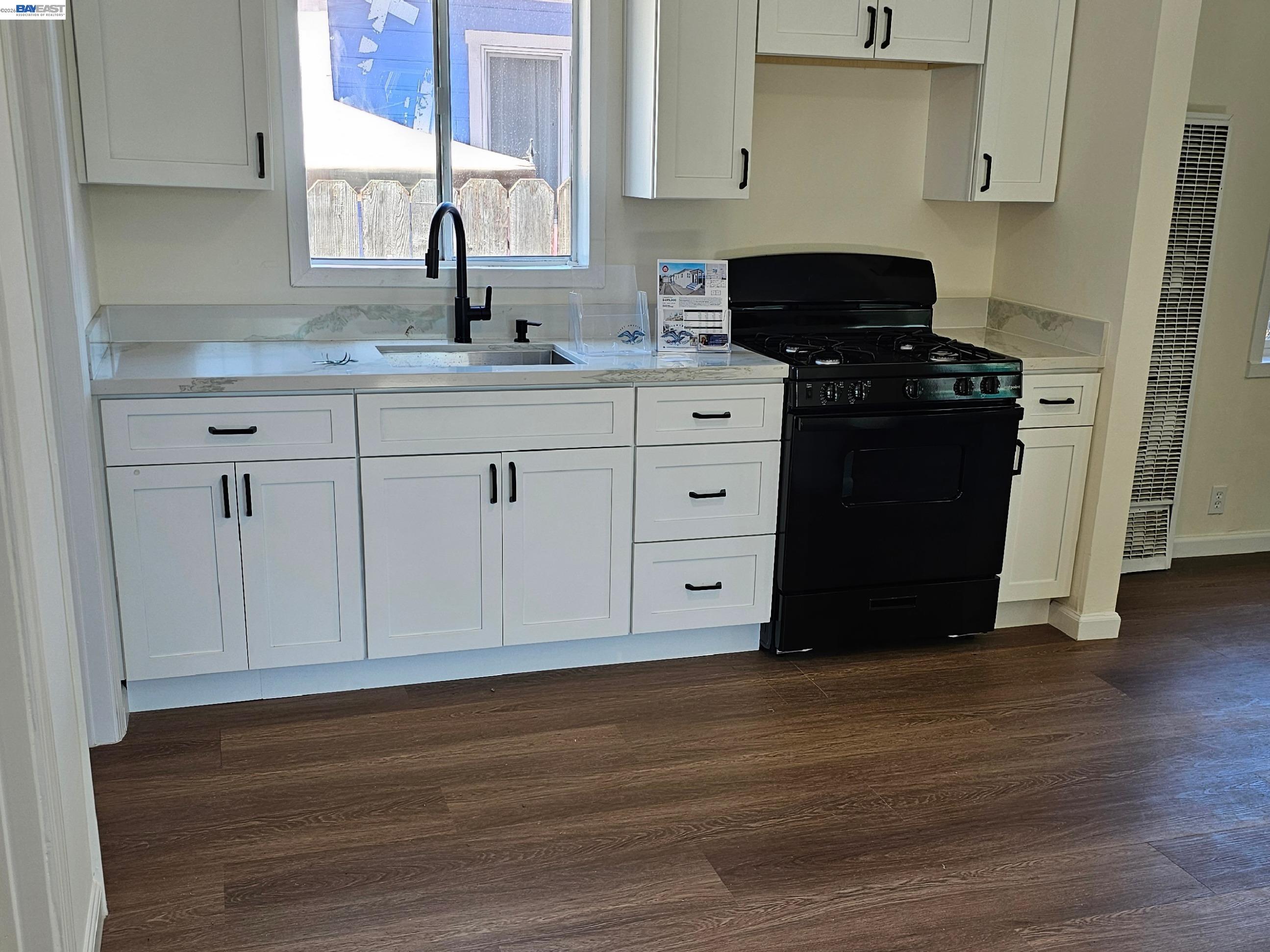 Detail Gallery Image 2 of 14 For 1130 61st Ave, Oakland,  CA 94621 - 5 Beds | 1 Baths