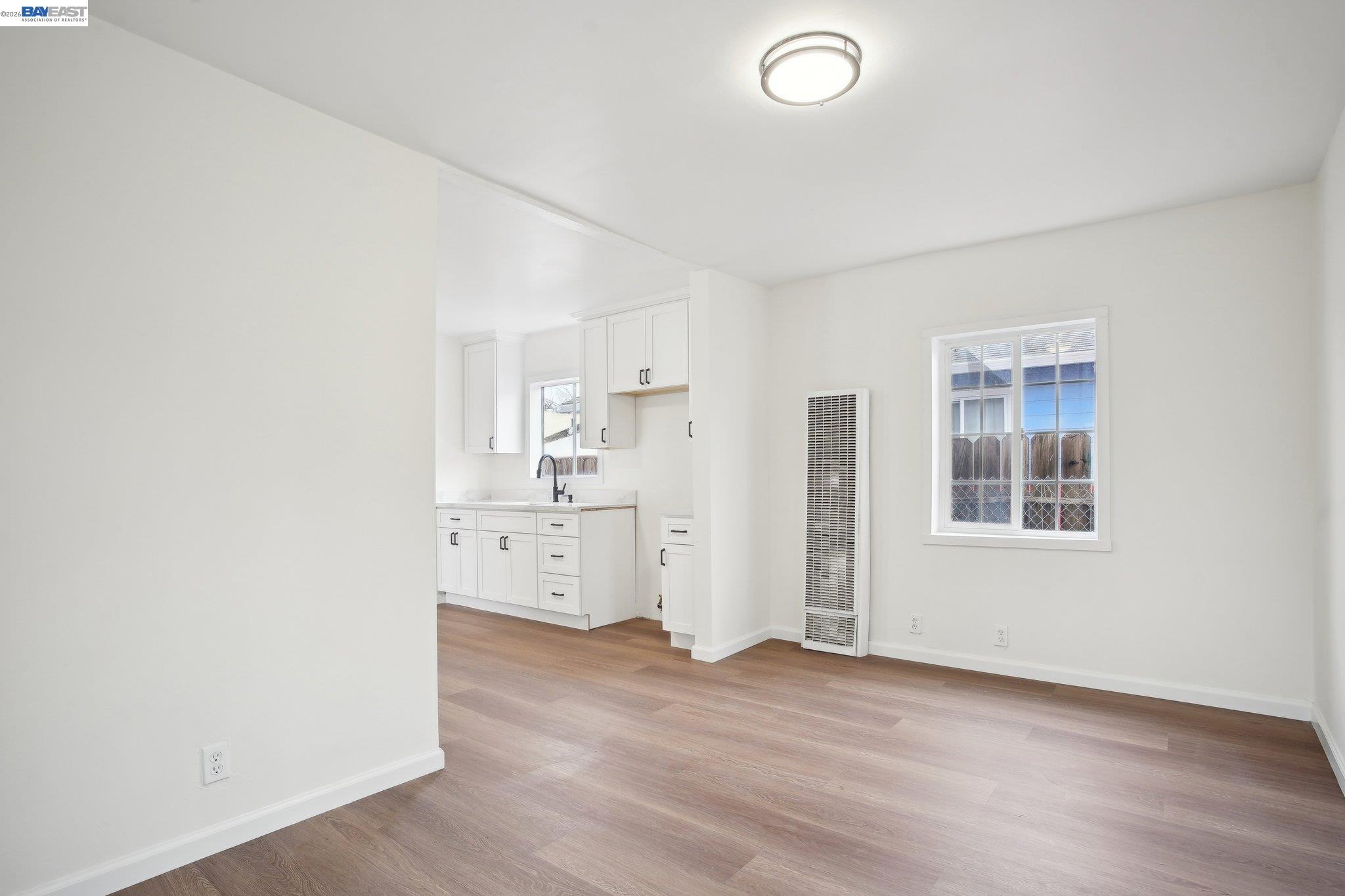 Detail Gallery Image 3 of 14 For 1130 61st Ave, Oakland,  CA 94621 - 5 Beds | 1 Baths