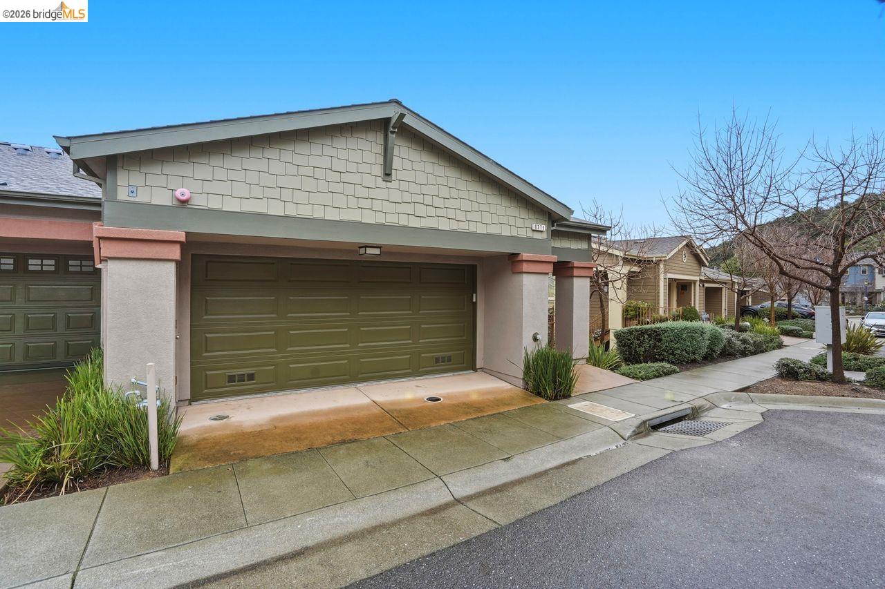 Detail Gallery Image 2 of 52 For 6271 Rocky Point Ct, Oakland,  CA 94605 - 4 Beds | 2/1 Baths