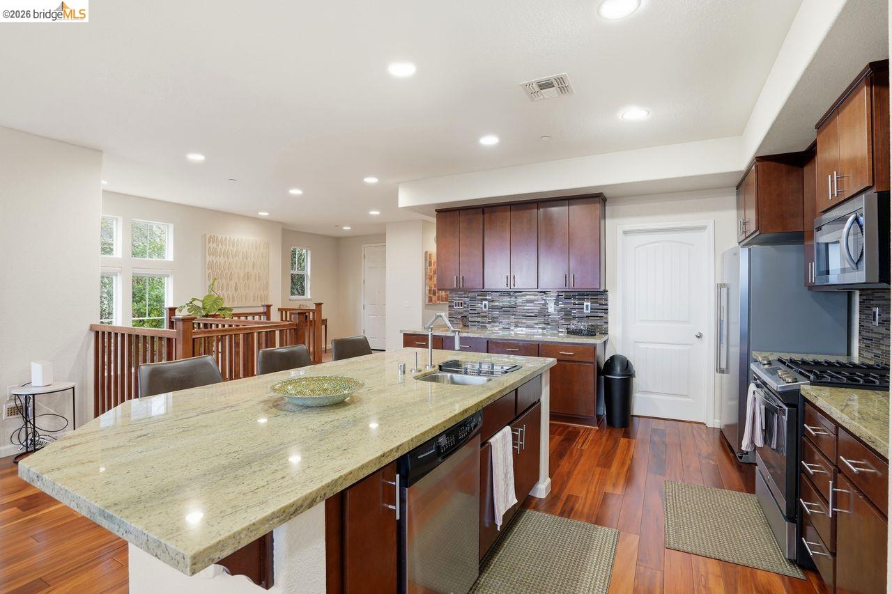 Detail Gallery Image 14 of 52 For 6271 Rocky Point Ct, Oakland,  CA 94605 - 4 Beds | 2/1 Baths