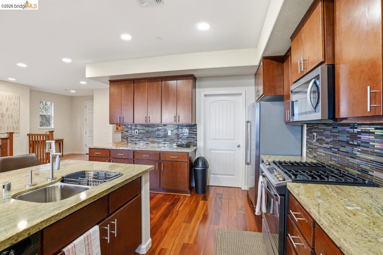 Detail Gallery Image 15 of 52 For 6271 Rocky Point Ct, Oakland,  CA 94605 - 4 Beds | 2/1 Baths