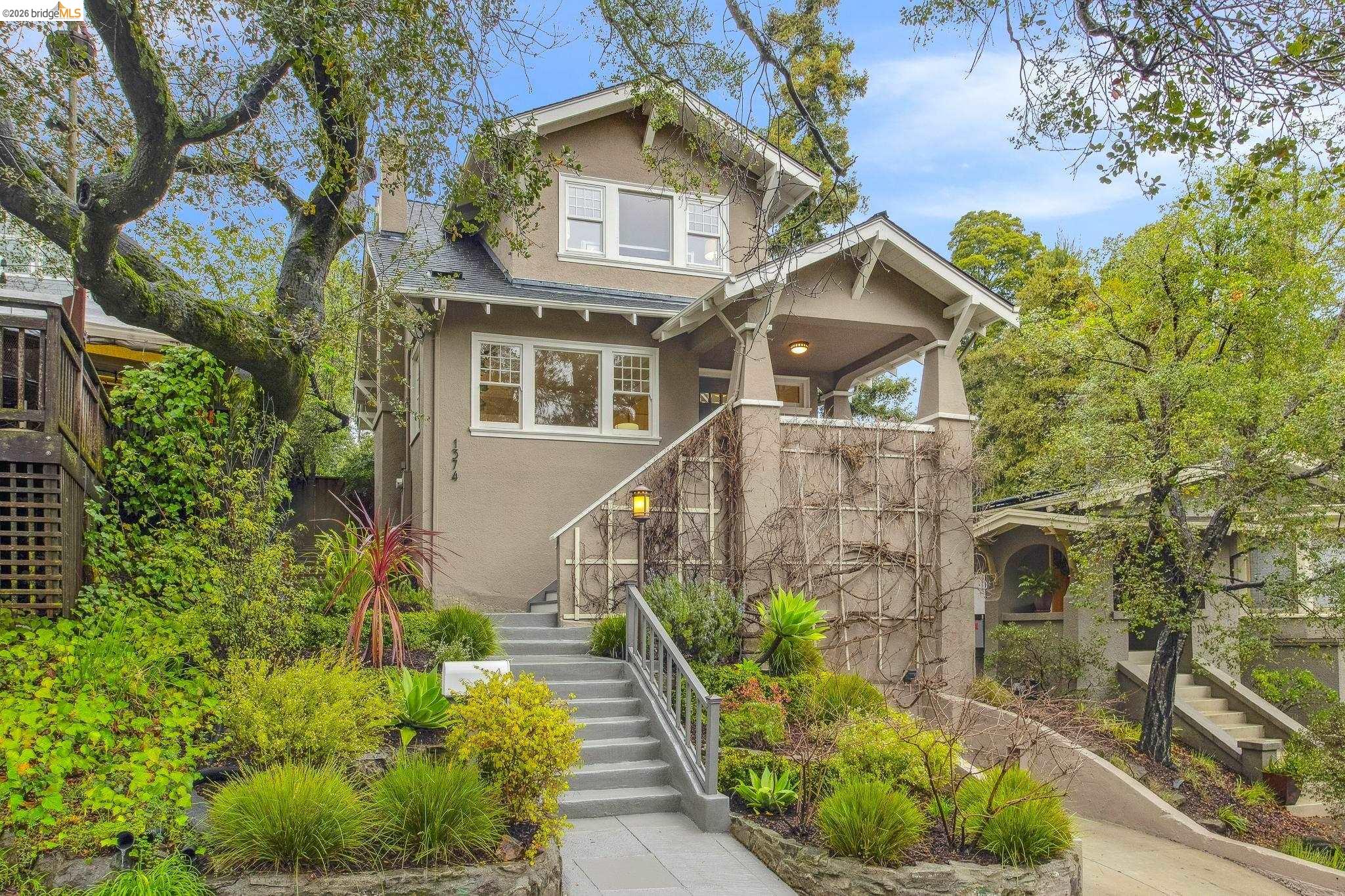 Detail Gallery Image 2 of 60 For 1374 El Centro Ave, Oakland,  CA 94602 - 3 Beds | 2/1 Baths