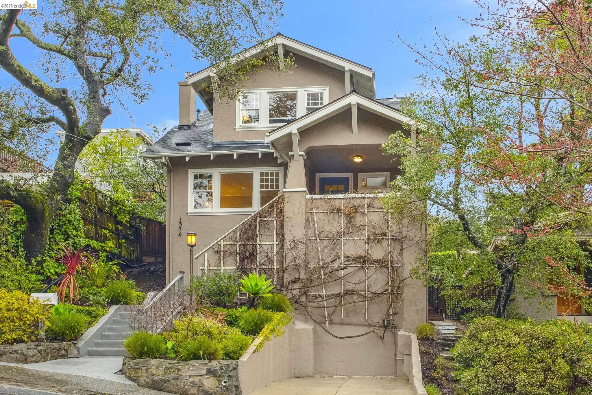 Detail Gallery Image 3 of 60 For 1374 El Centro Ave, Oakland,  CA 94602 - 3 Beds | 2/1 Baths