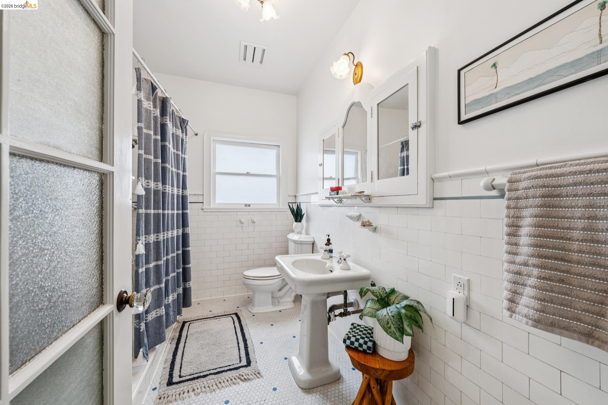 Detail Gallery Image 16 of 36 For 534 Mira Vista Ave, Oakland,  CA 94610 - 4 Beds | 2 Baths