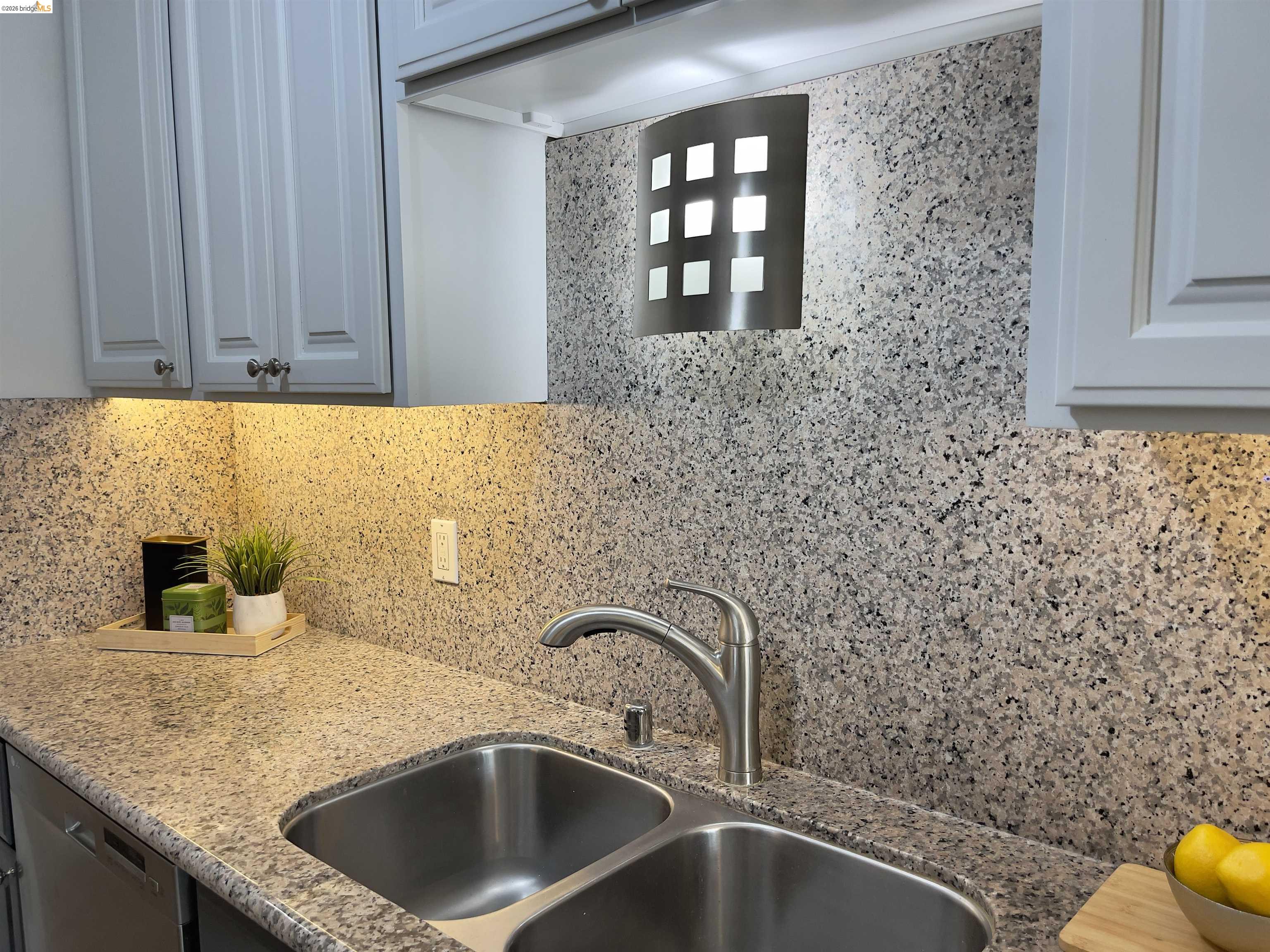 Detail Gallery Image 3 of 17 For 3750 Harrison #103,  Oakland,  CA 94611 - 1 Beds | 1 Baths