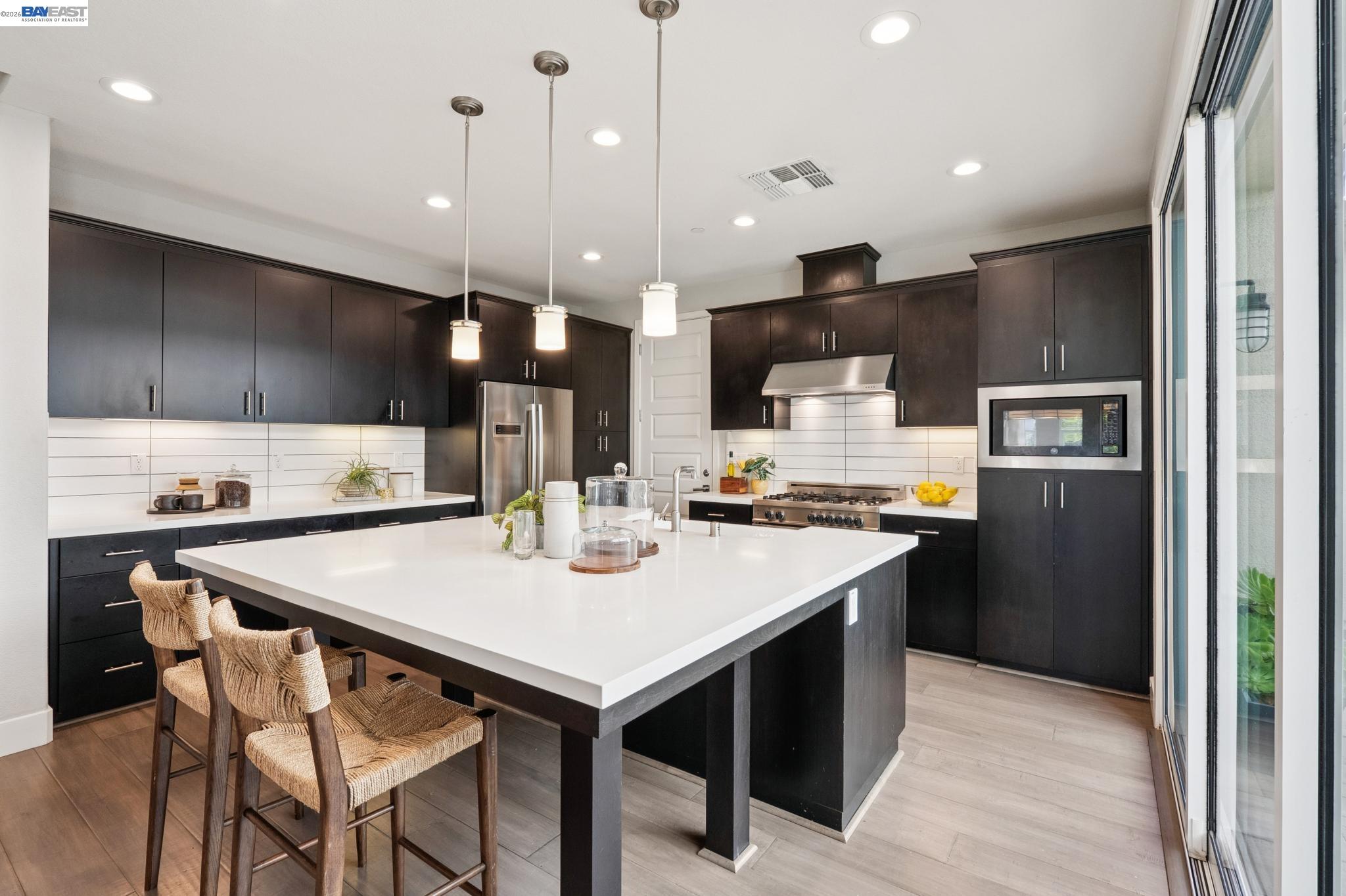 Detail Gallery Image 11 of 58 For 416 Bohol Circle Ln, Alameda,  CA 94501 - 3 Beds | 3/1 Baths