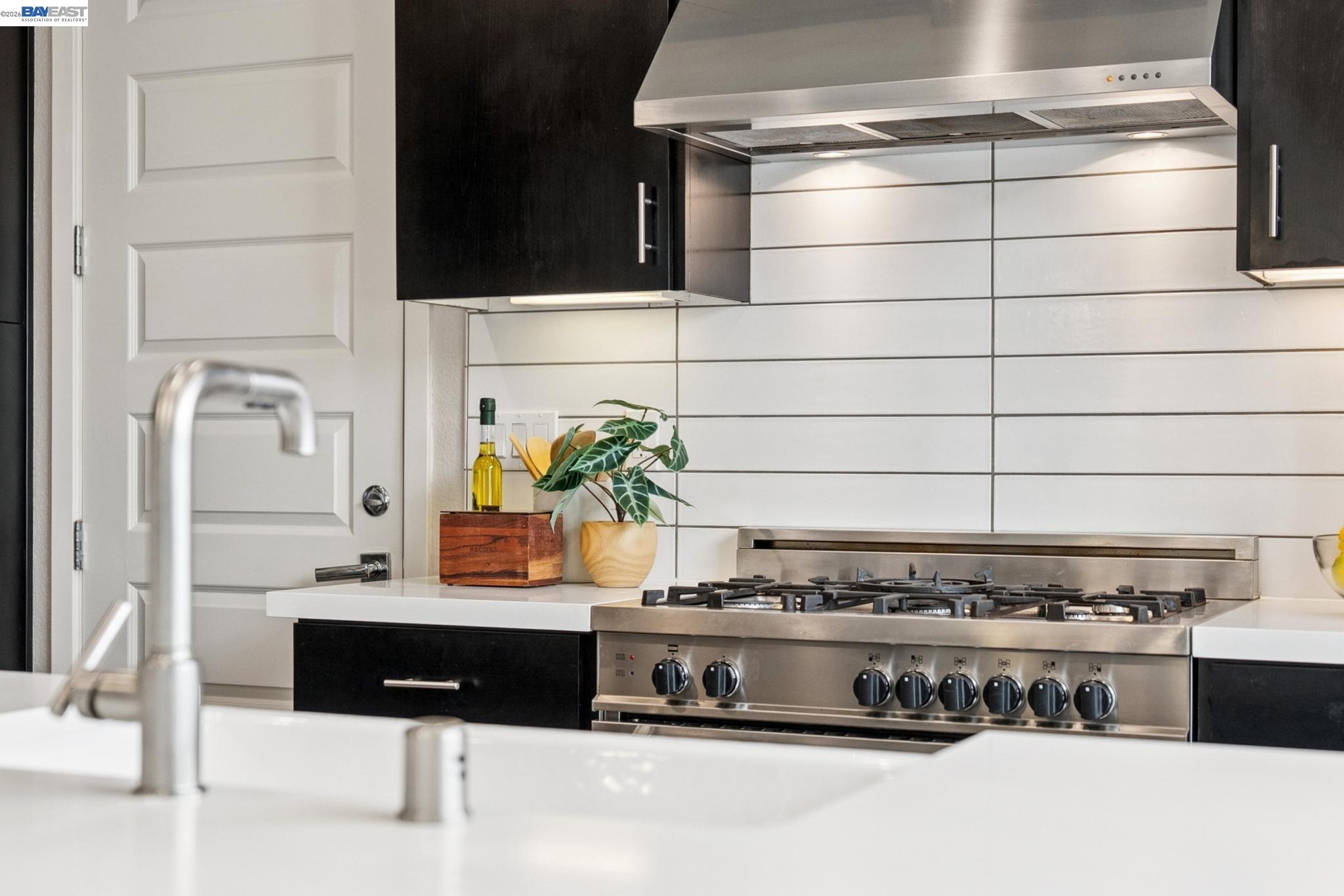 Detail Gallery Image 15 of 58 For 416 Bohol Circle Ln, Alameda,  CA 94501 - 3 Beds | 3/1 Baths